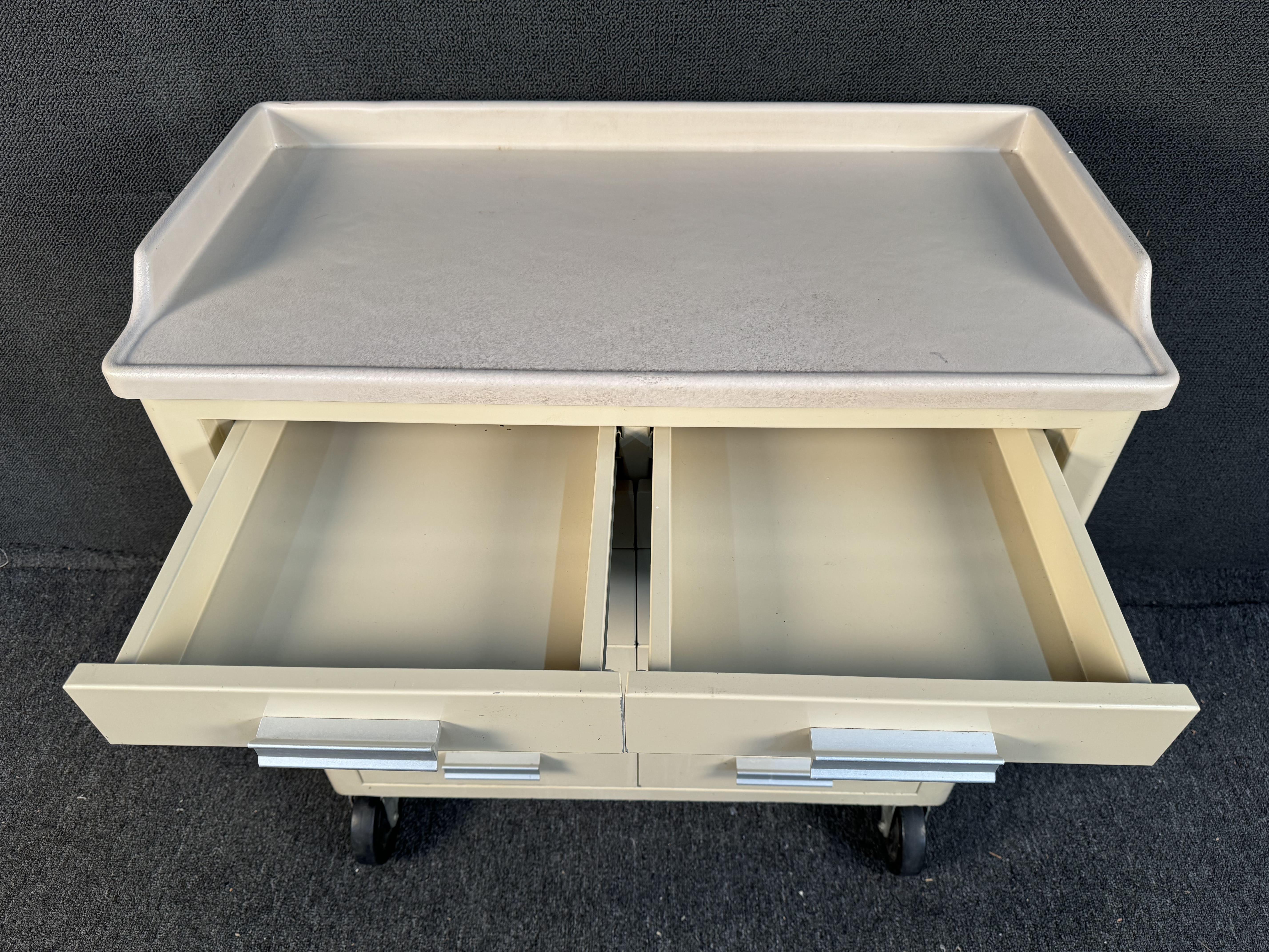 Cabinet médical United Medical Fabricators Bon état - En vente à Brooklyn, NY
