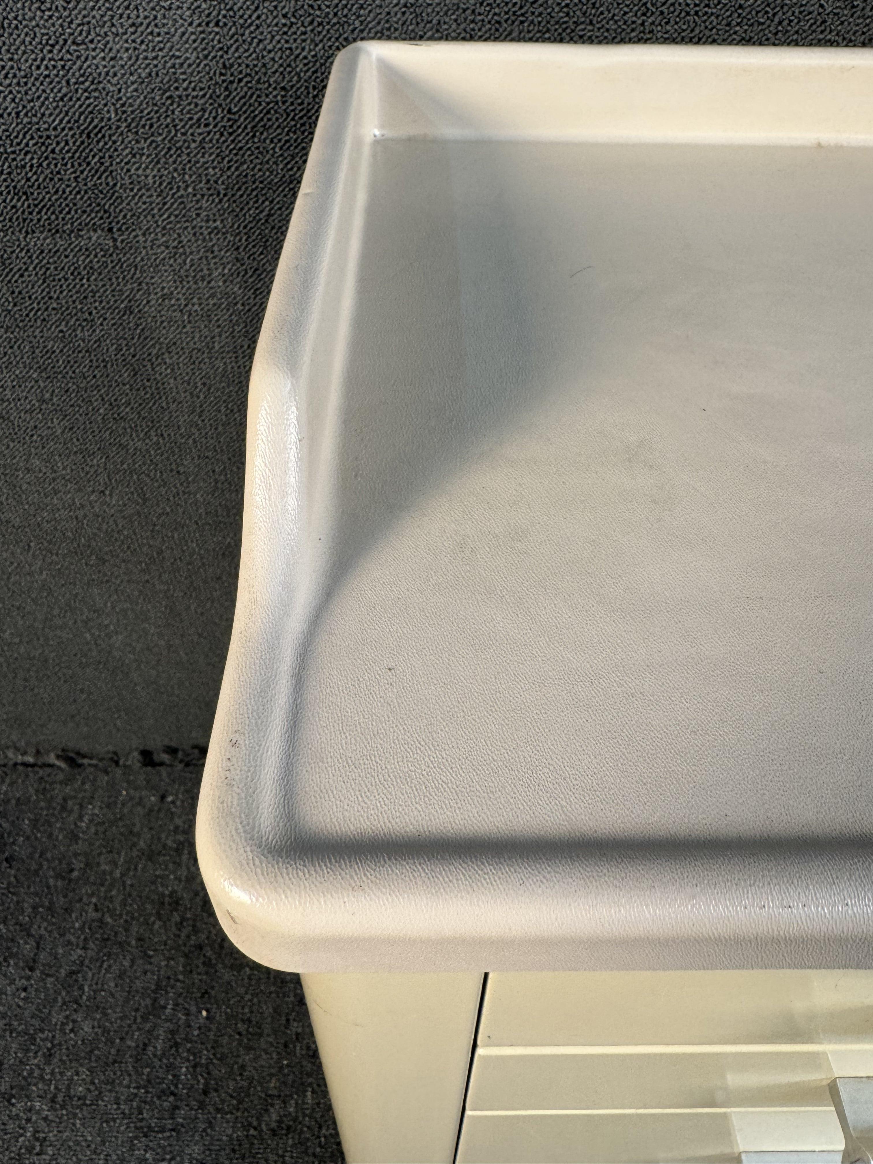 20ième siècle Cabinet médical United Medical Fabricators en vente