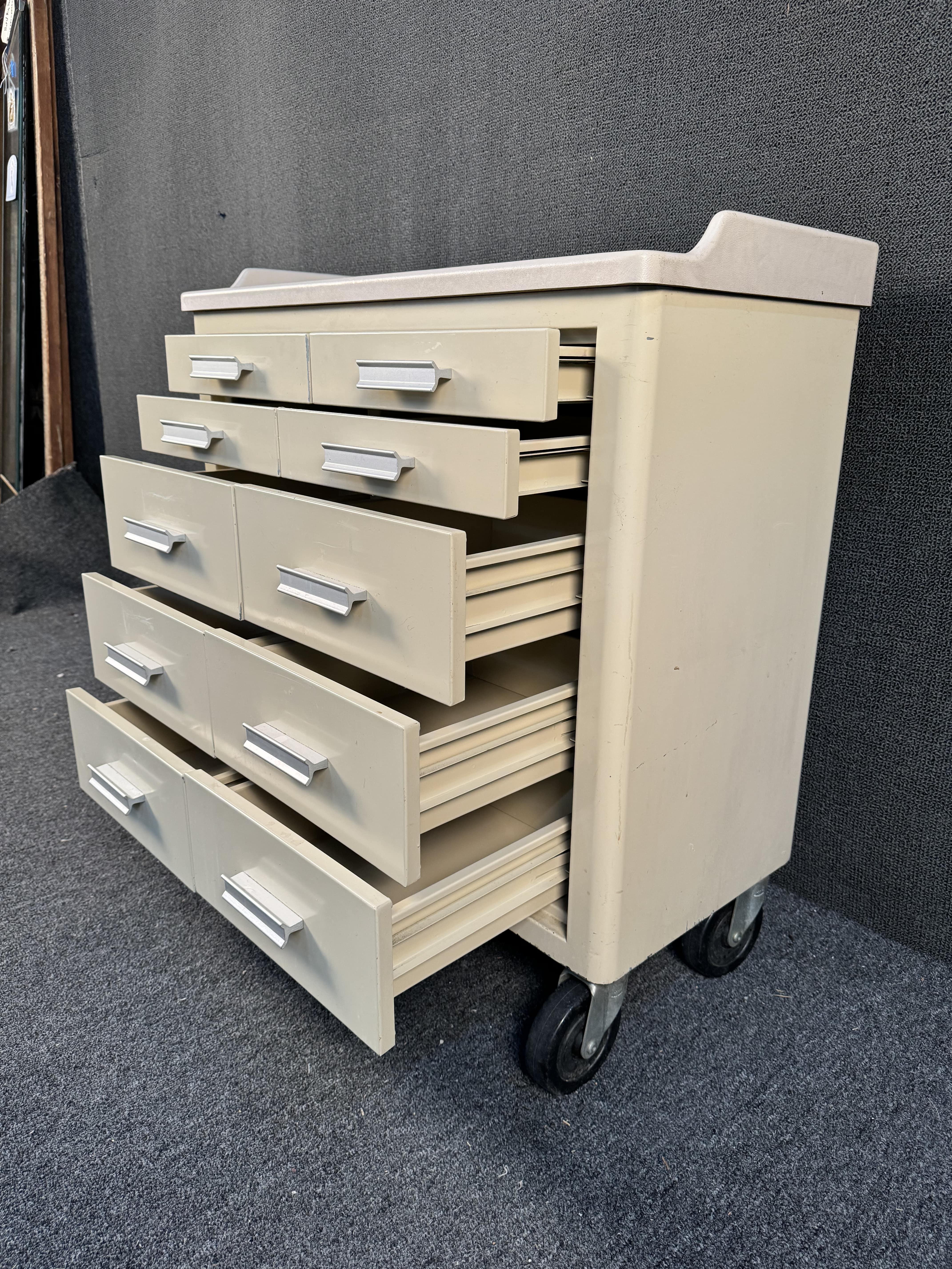 Métal Cabinet médical United Medical Fabricators en vente