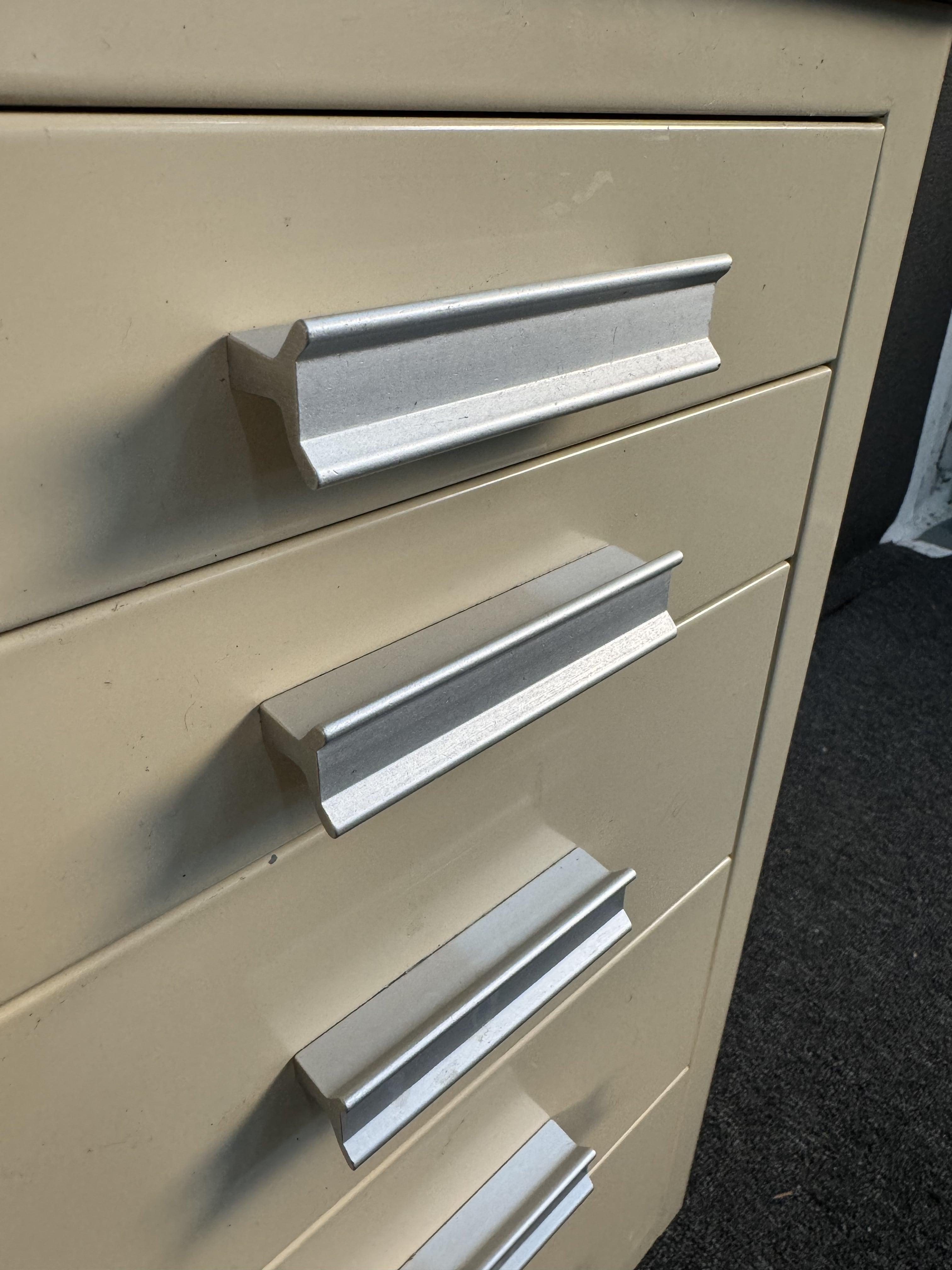 Cabinet médical United Medical Fabricators en vente 1