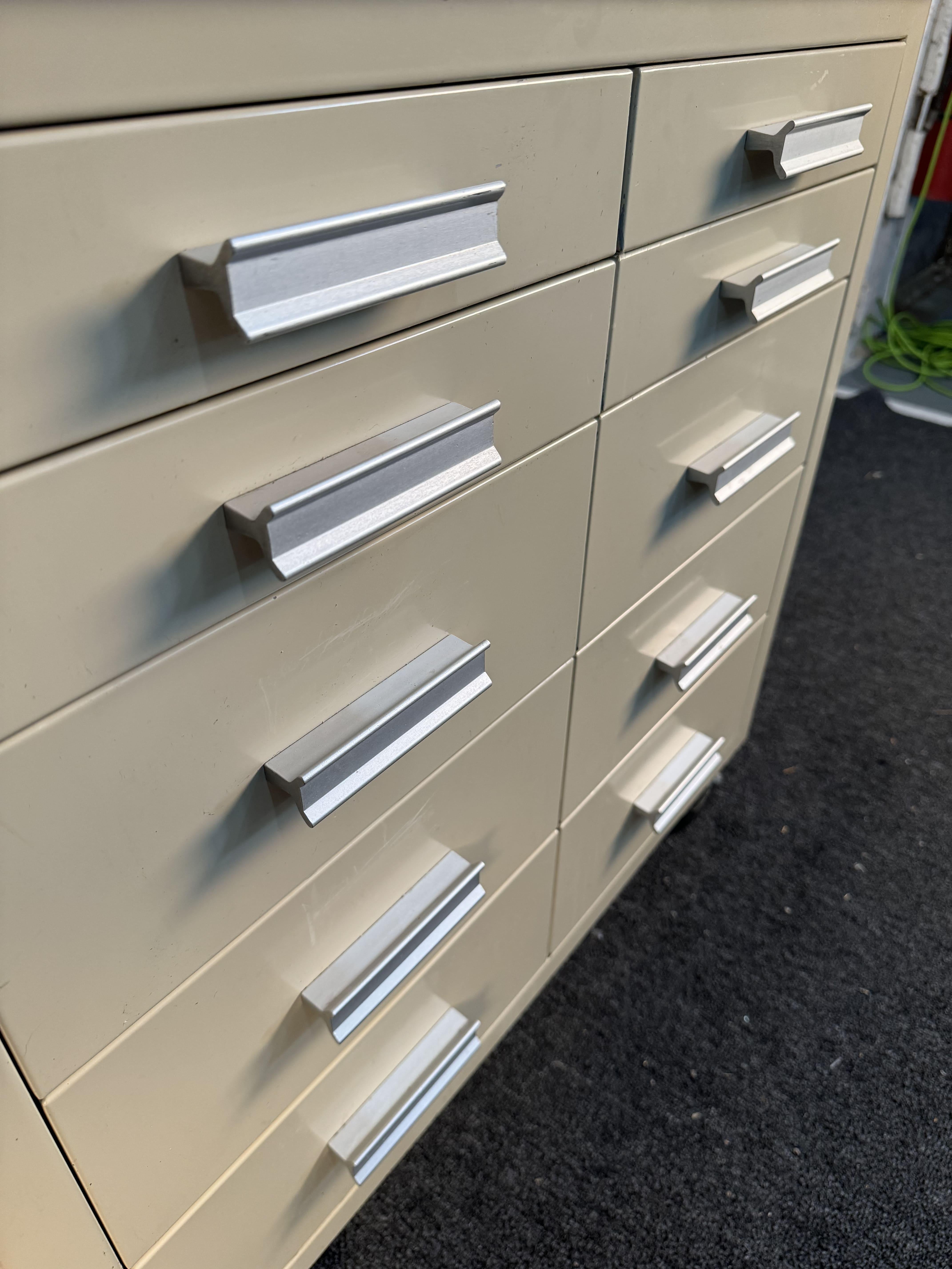 Cabinet médical United Medical Fabricators en vente 2