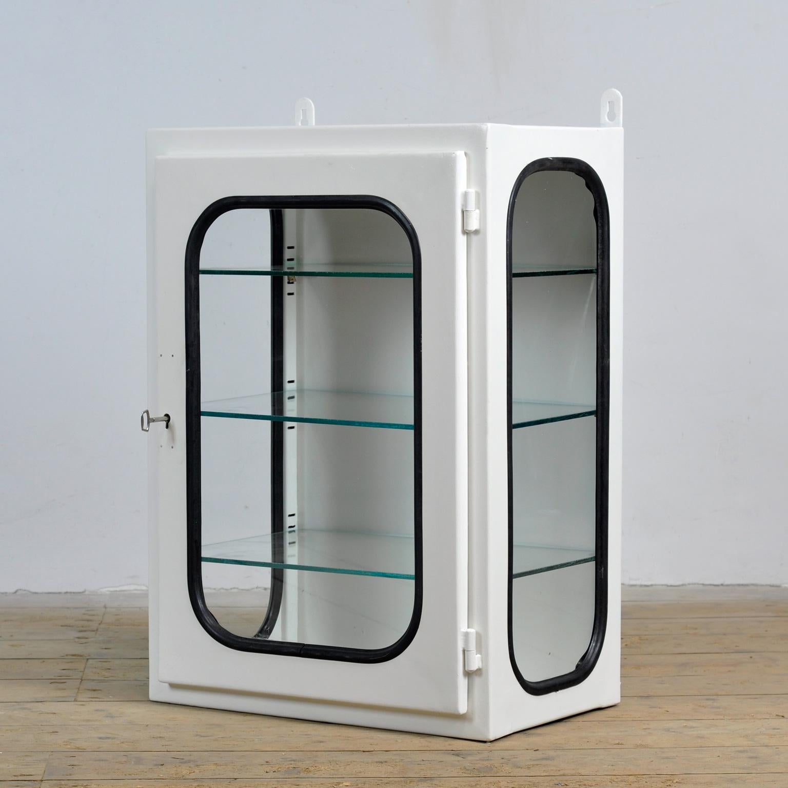 Vintage medical cabinet, wall unit, 1970’s In Good Condition For Sale In Amsterdam, Noord Holland