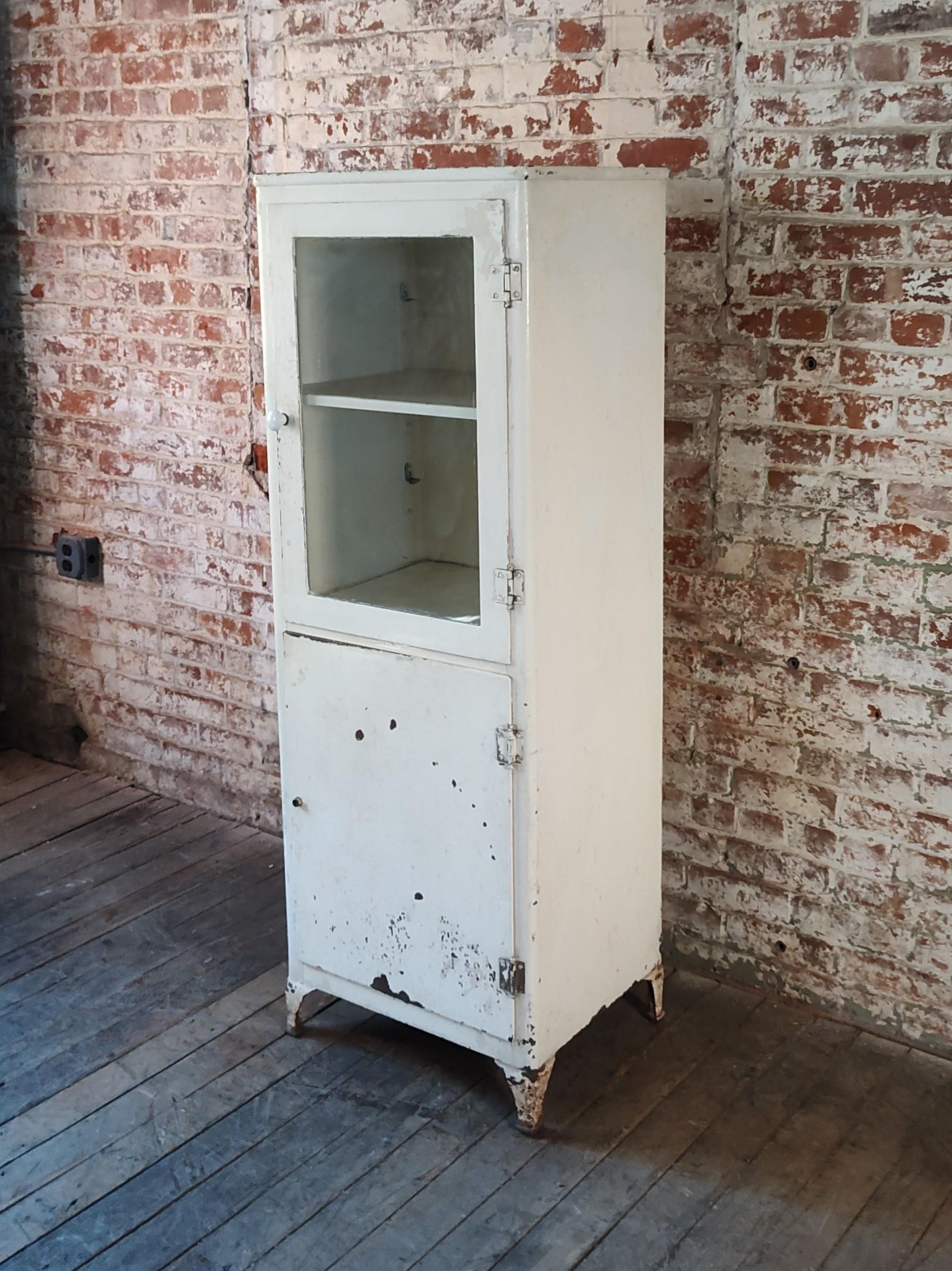 Vintage Medical / Dental Storage Cabinet In Fair Condition For Sale In Oakville, CT