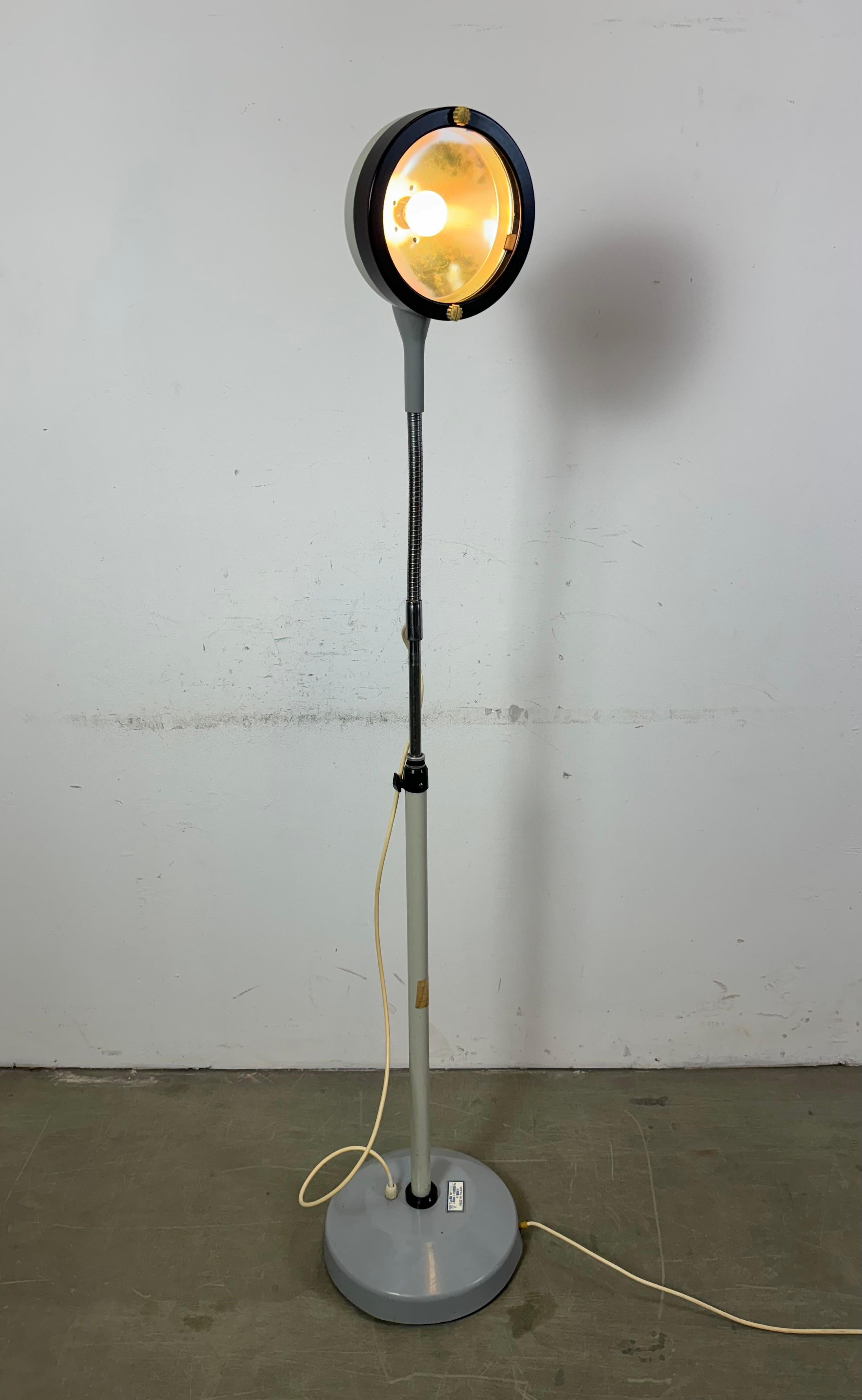 Lampadaire médical vintage à col de cygne de Famed, 1970 en vente 7