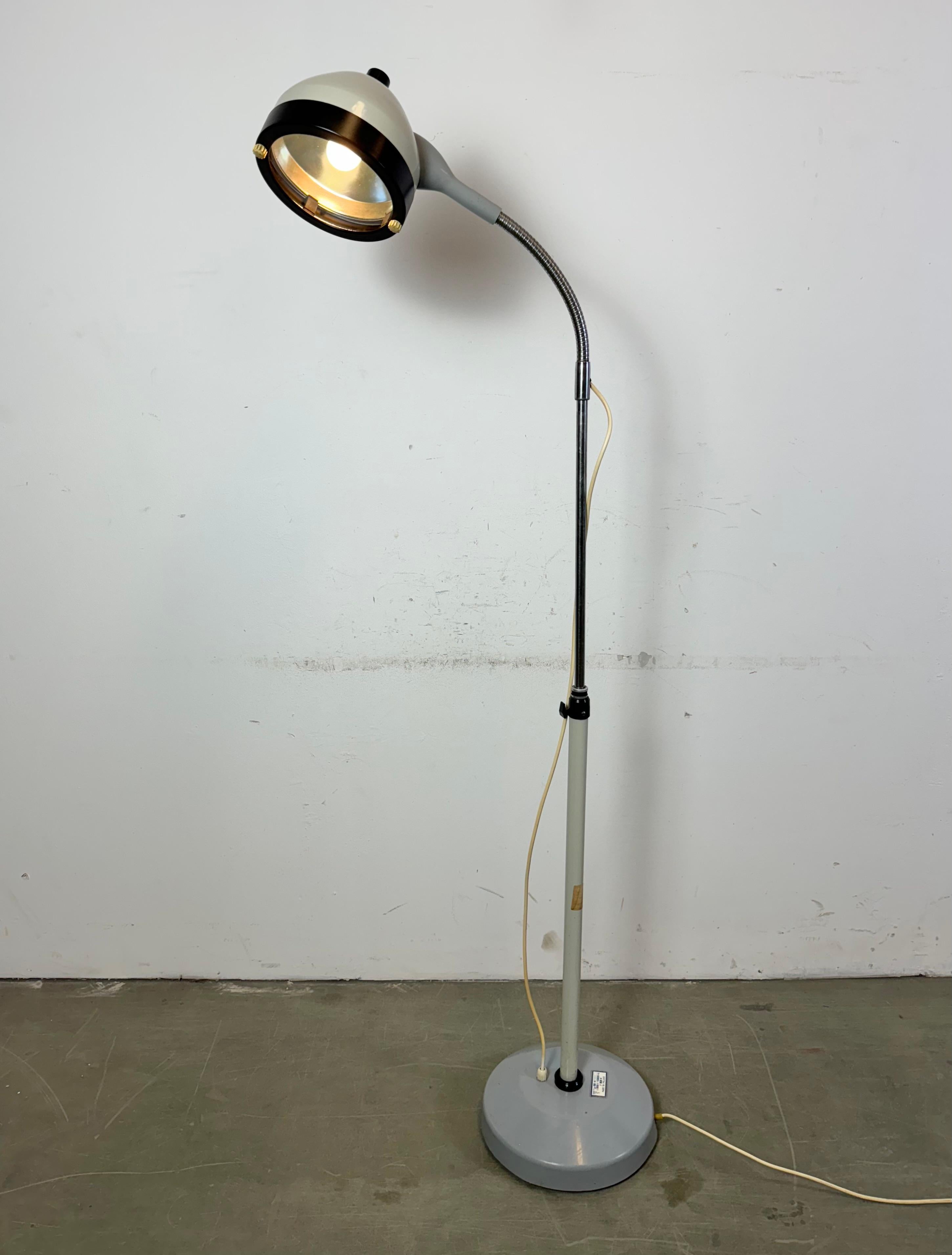 Lampadaire médical vintage à col de cygne de Famed, 1970 en vente 10