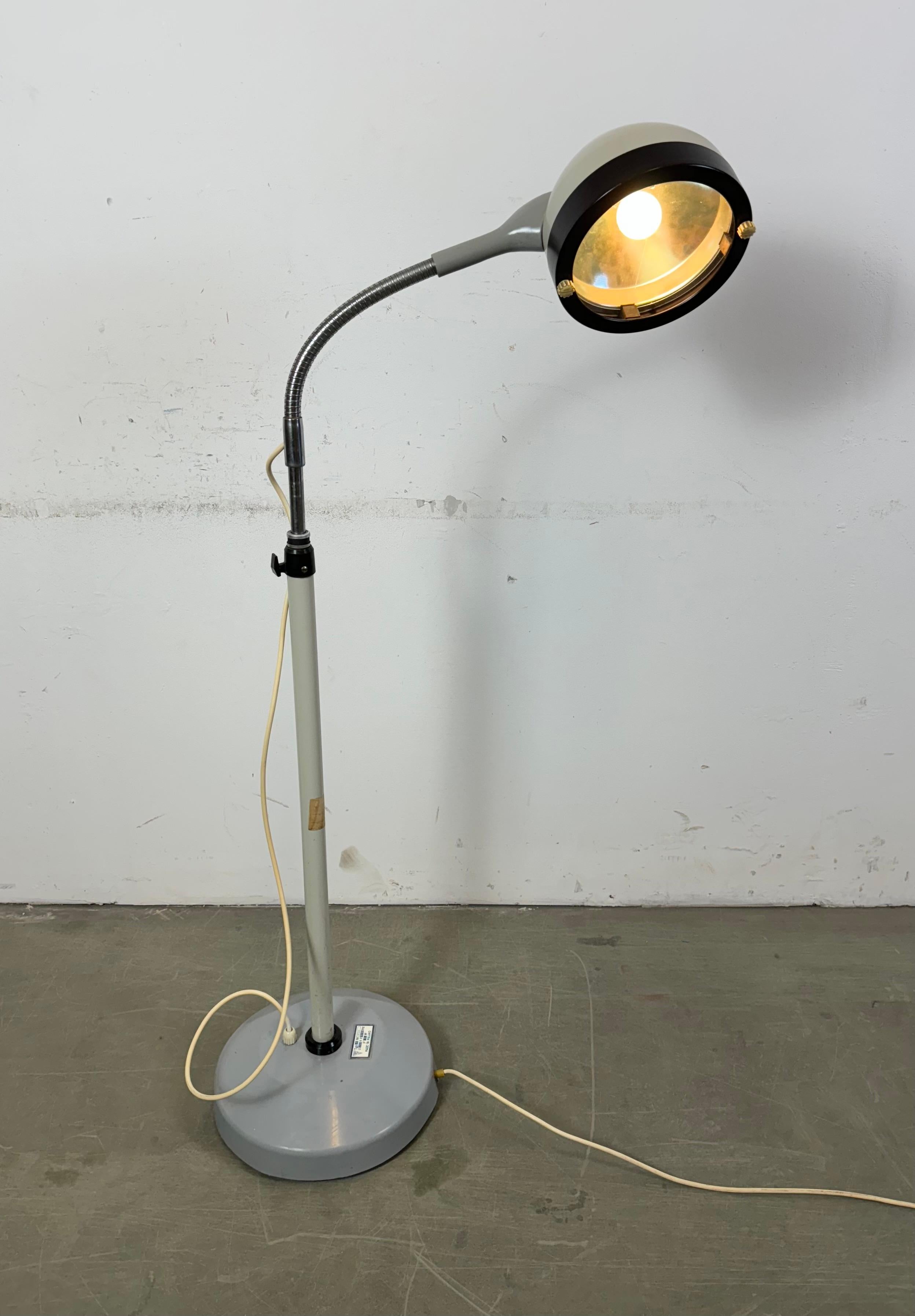 Lampadaire médical vintage à col de cygne de Famed, 1970 en vente 11
