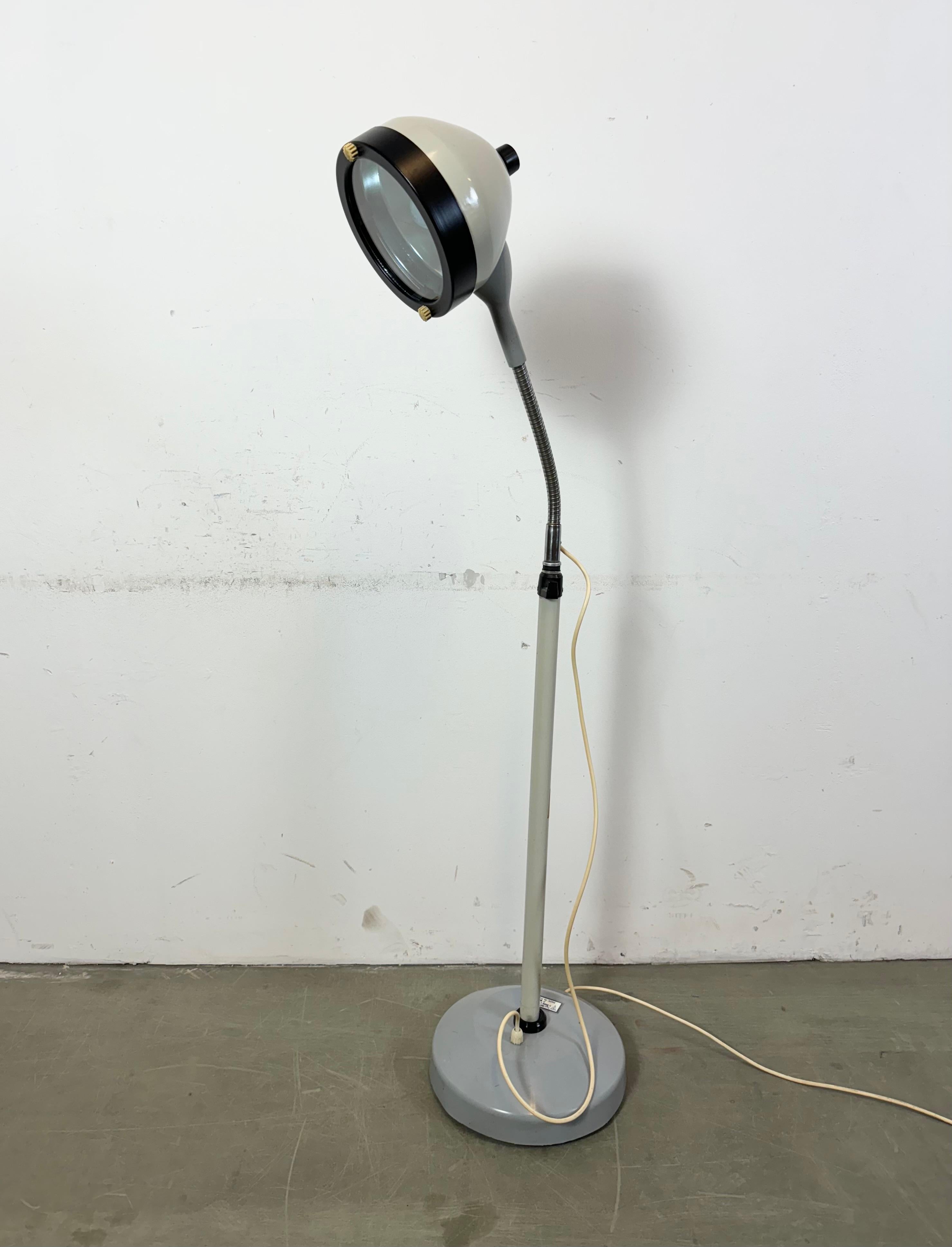 Lampadaire médical vintage à hauteur et angle réglables fabriqué par Famed en Pologne dans les années 1970.
- Modèle Famed L13
- Hauteur minimale : 140 cm, hauteur maximale : 180 cm.
- Diamètre de l'abat-jour : 20 cm.
- Diamètre de la base : 30