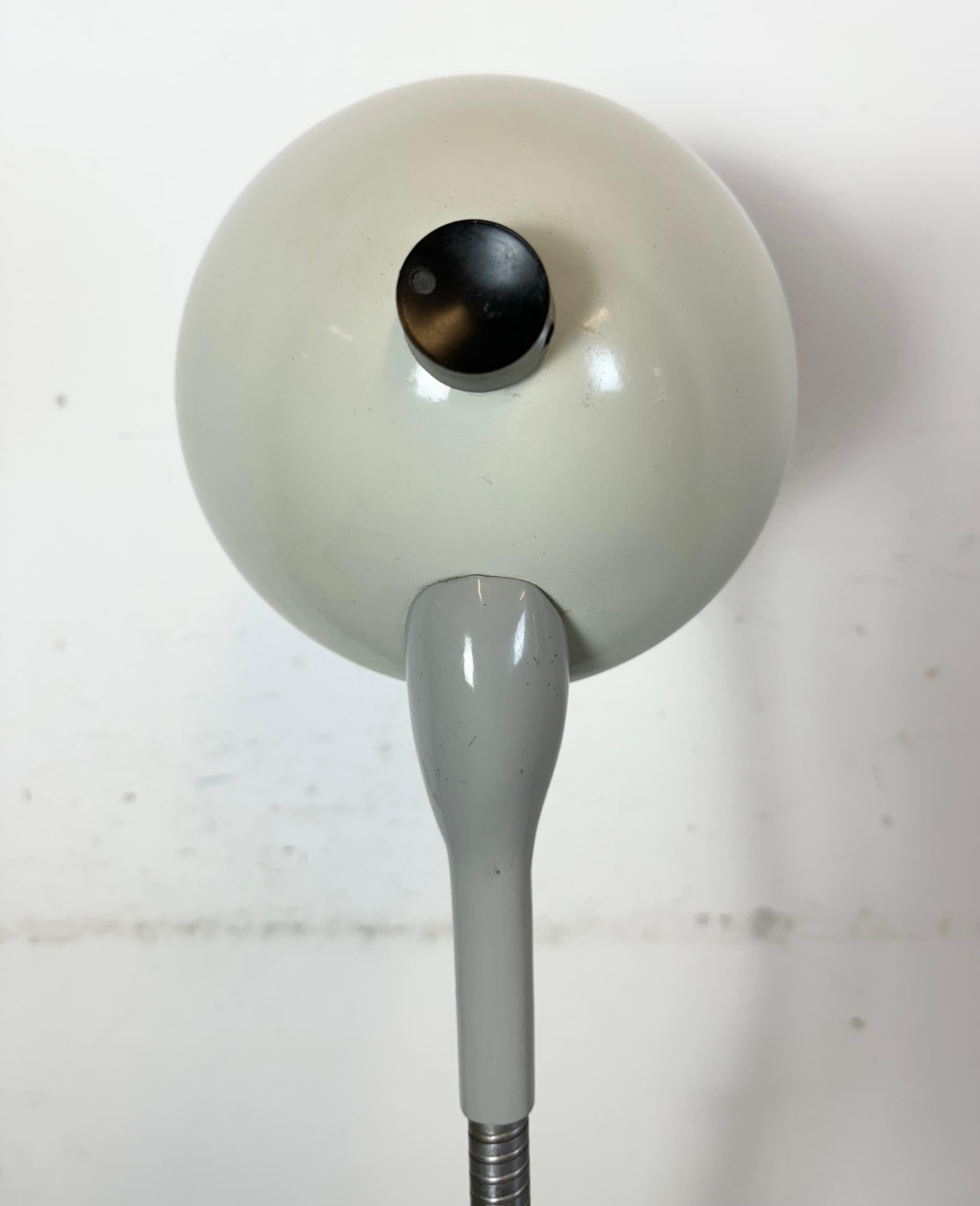 Lampadaire médical vintage à col de cygne de Famed, 1970 en vente 13