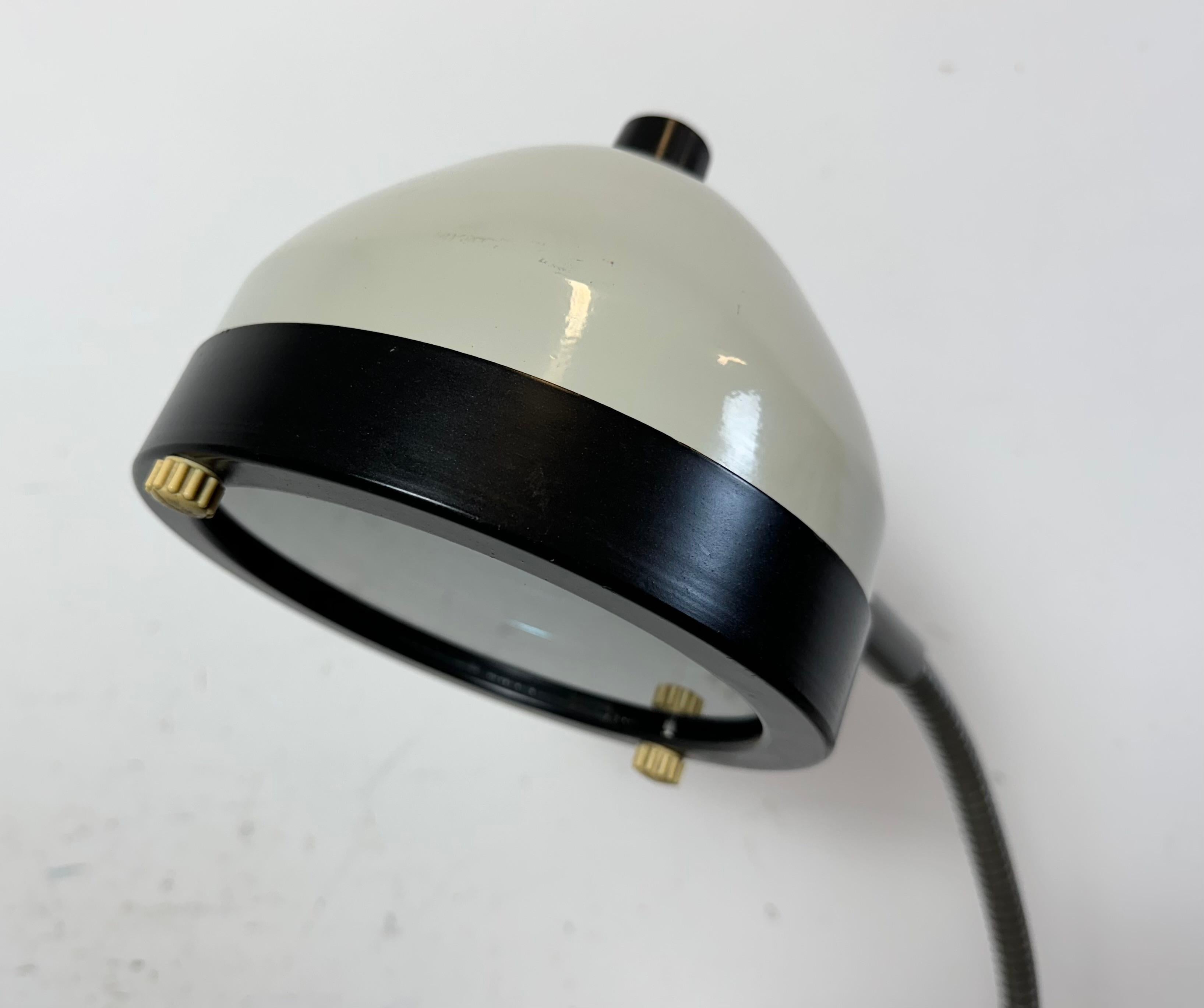 Polonais Lampadaire médical vintage à col de cygne de Famed, 1970 en vente