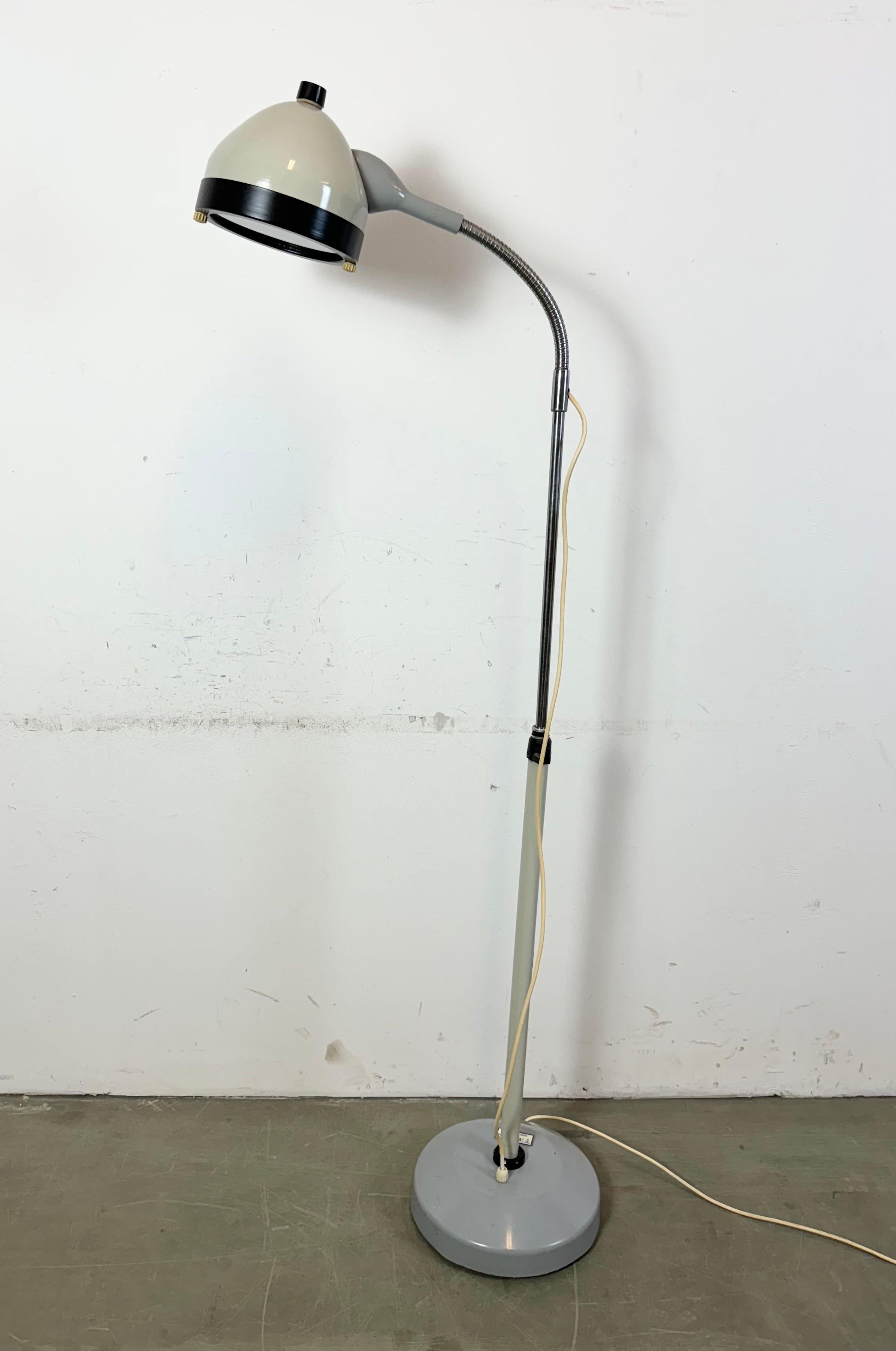 Lampadaire médical vintage à col de cygne de Famed, 1970 Bon état - En vente à Kojetice, CZ