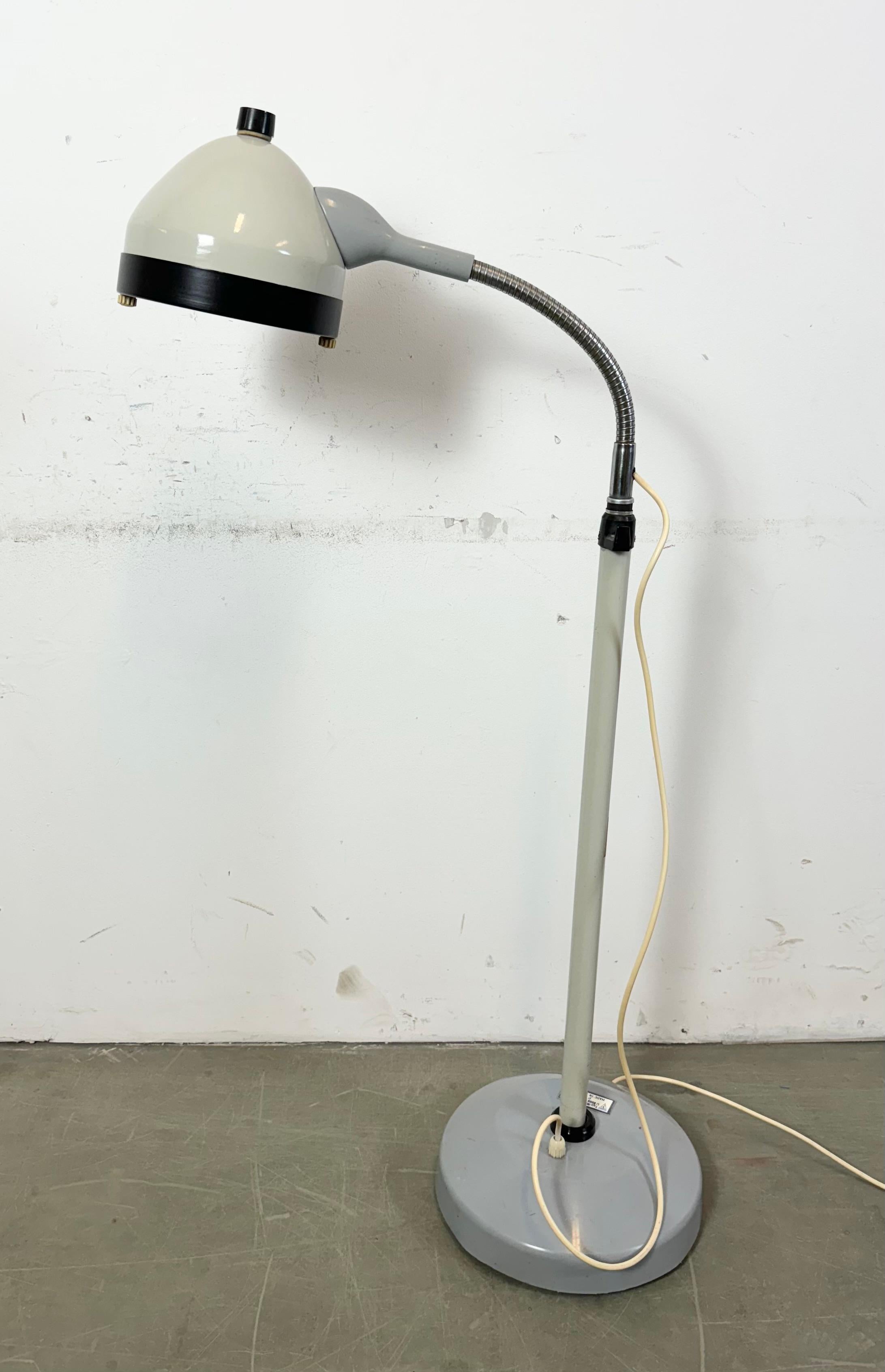 Fin du 20e siècle Lampadaire médical vintage à col de cygne de Famed, 1970 en vente