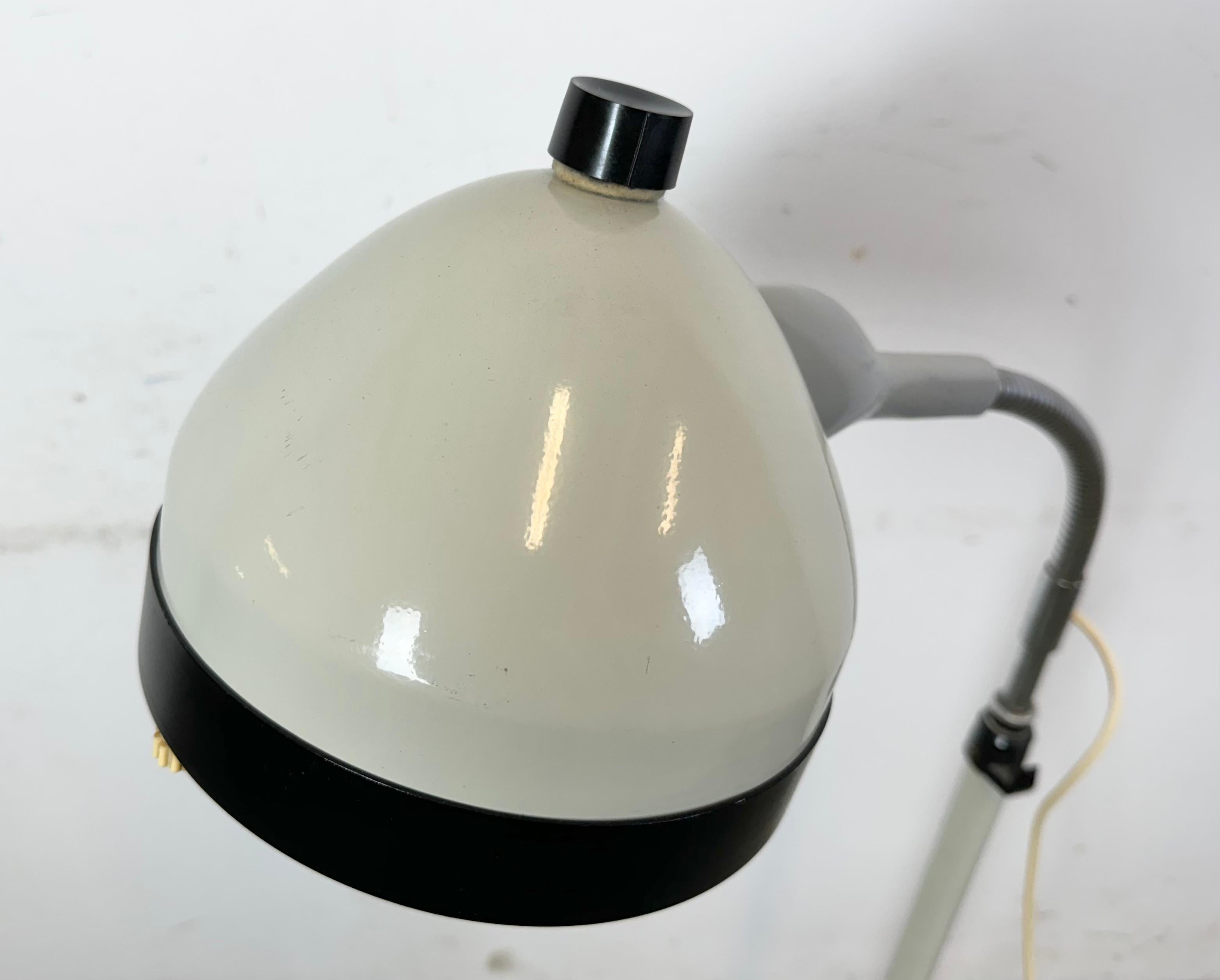 Lampadaire médical vintage à col de cygne de Famed, 1970 en vente 1