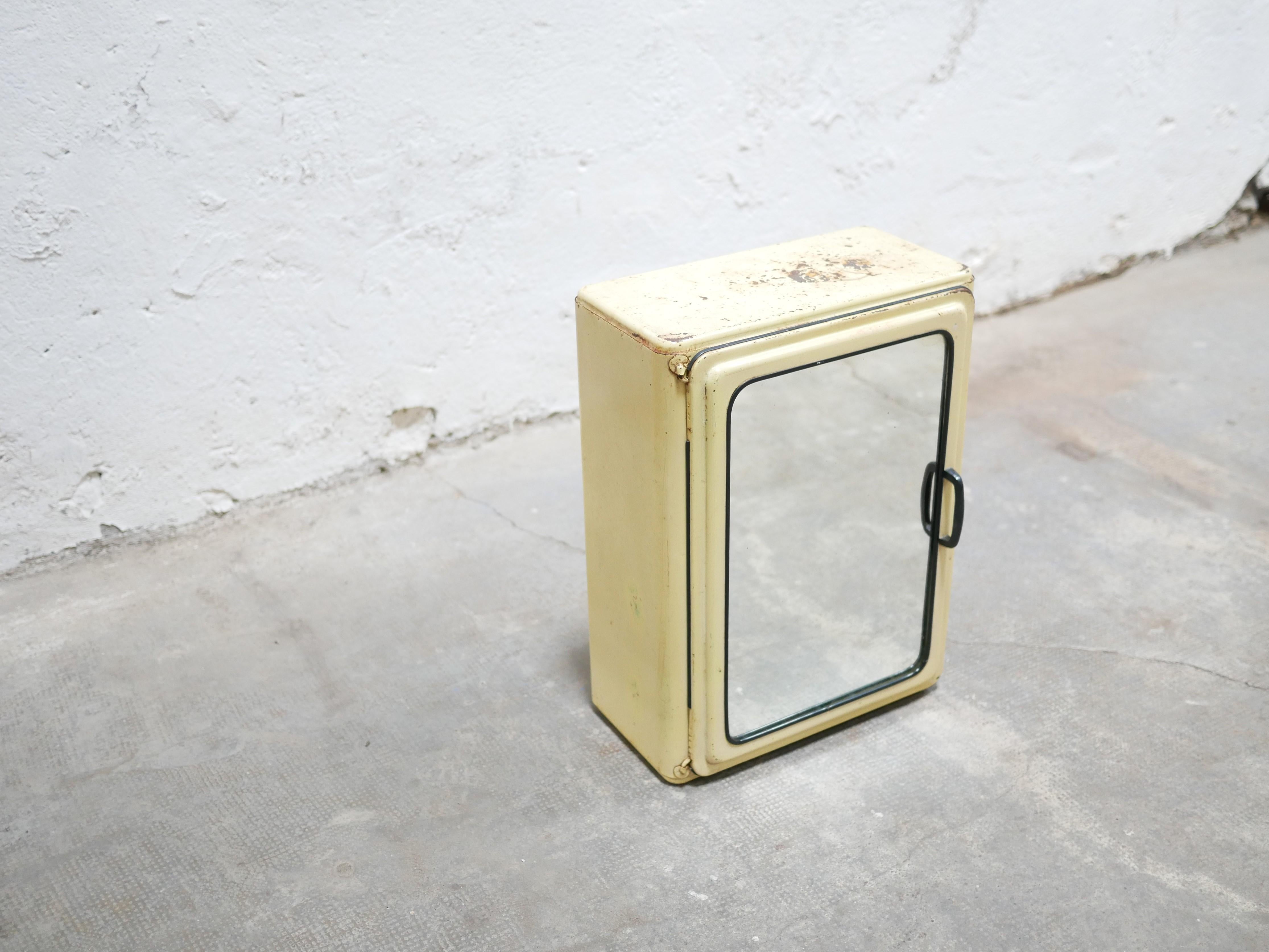 Medicine cabinet in yellow metal from the 1950s.

This small medicine cabinet is not lacking in charm and character.
We love its resolutely vintage lines, its luminous and soft hue and its small size which allows it to fit in anywhere.

Beautiful