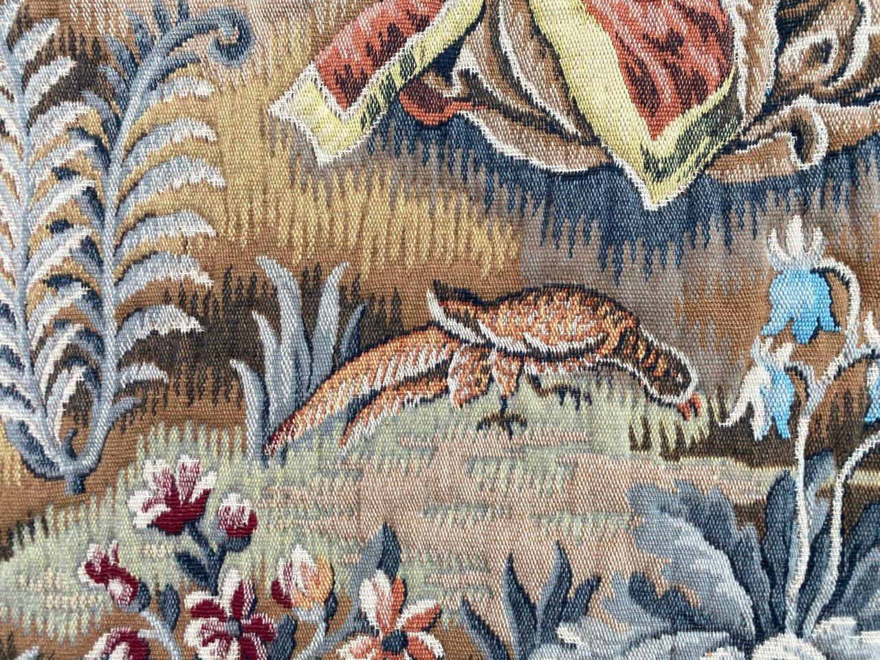 Grazioso arazzo Jaquar francese di metà secolo in stile Aubusson con un bel disegno di arazzi medievali e bellissimi colori, tessuto Jaquar meccanico con lana.