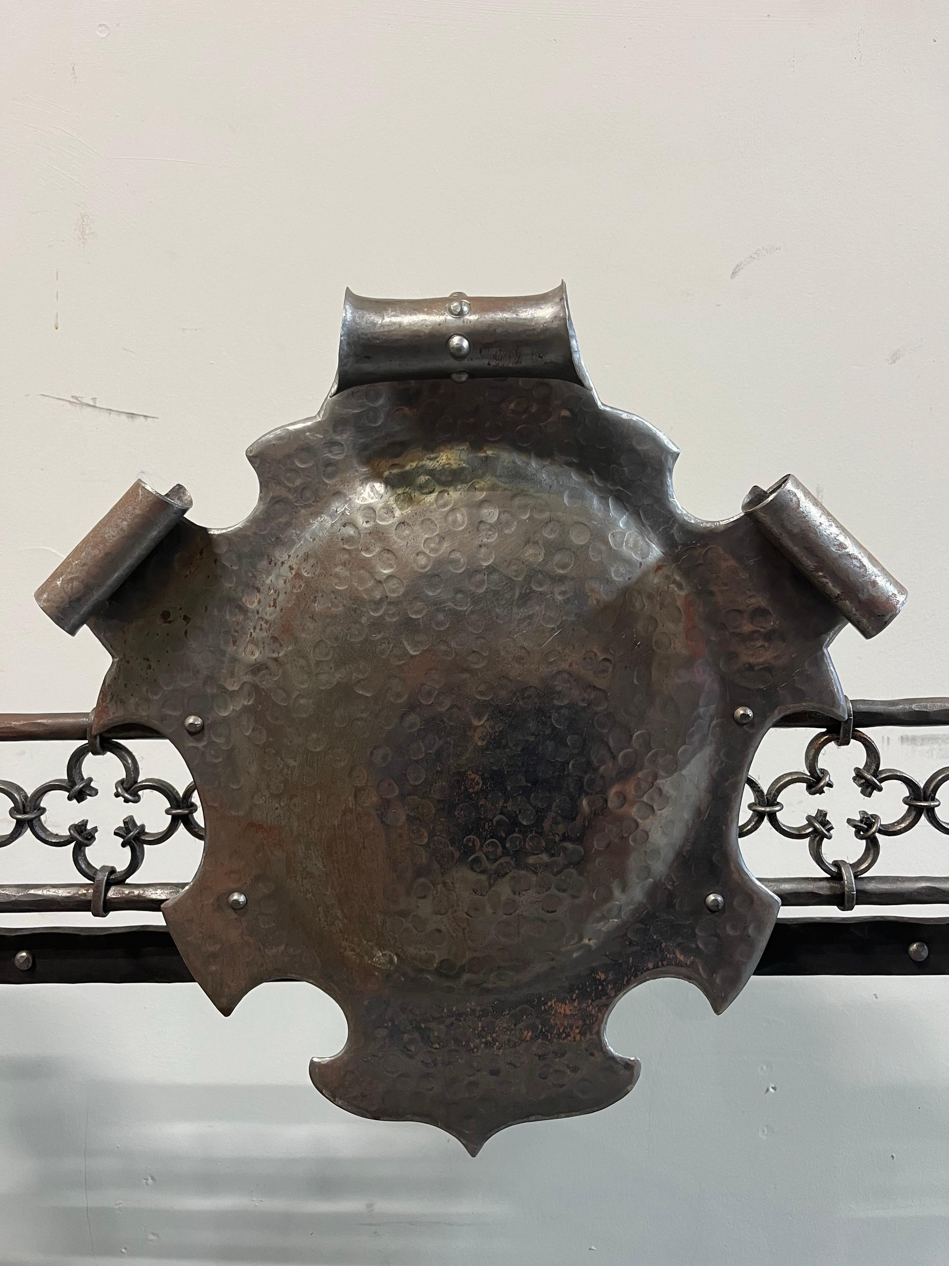 Parafuoco gotico medievale d'epoca con stemma In condizioni buone in vendita a W Allenhurst, NJ