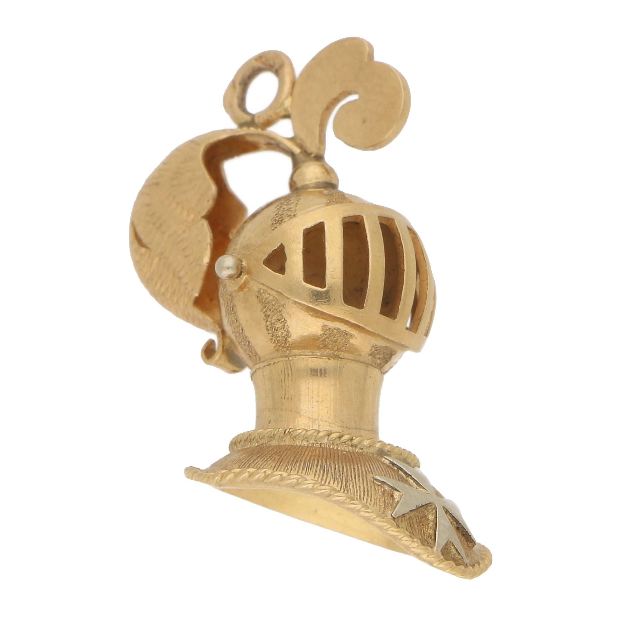 Vintage Medieval Knight Charm in 18 Karat Yellow Gold In Good Condition In London, GB