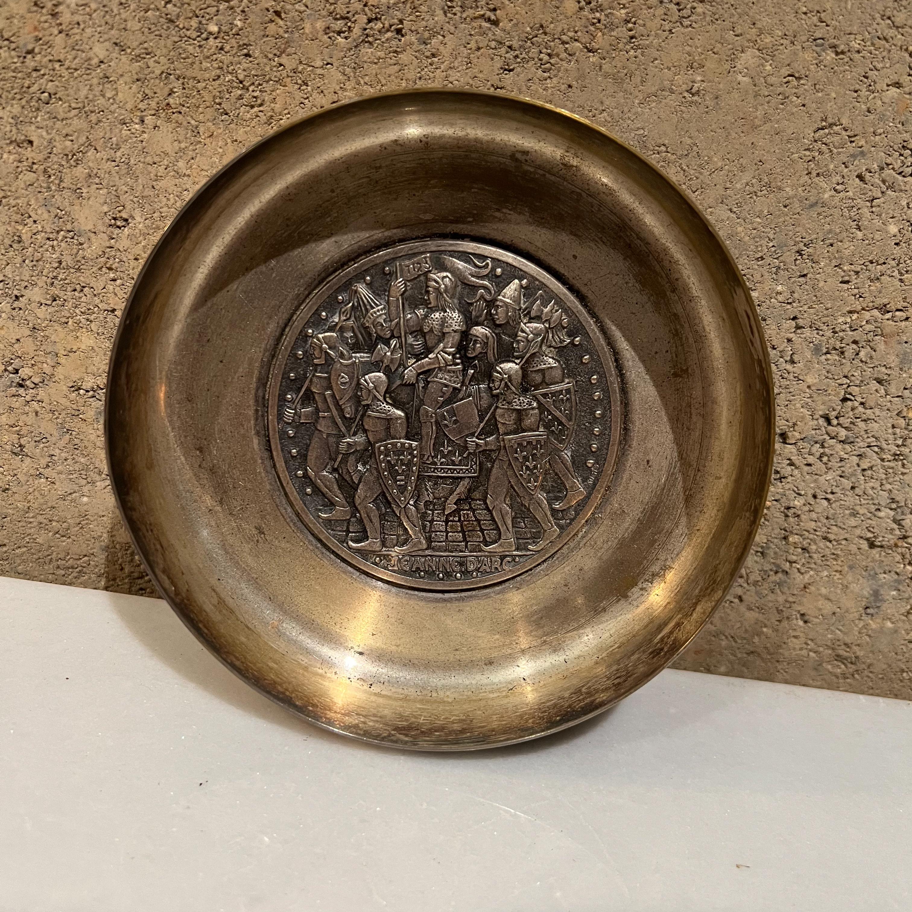 Milieu du XXe siècle Cendrier métallique vintage Médiéval Chevaliers avec plaque de plat en métal par FIA Lyon France en vente