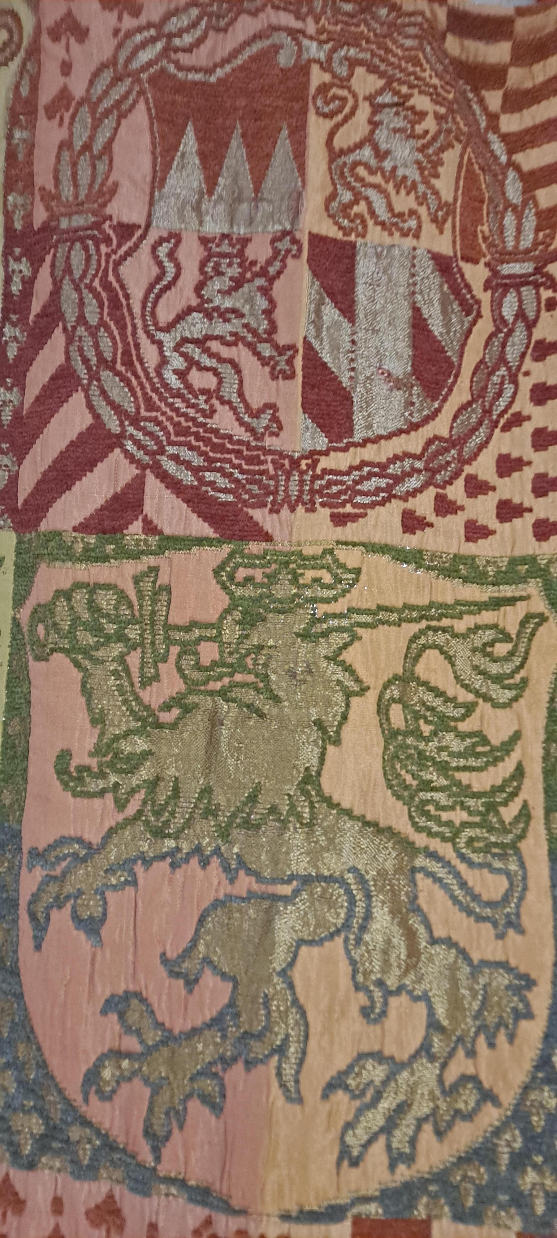 Mittelalterlicher Löwen-Wandteppich im Vintage-Stil mit goldfarbenem Metallfaden und auf dekorativen Eisenringen mit Bügelstange genäht

Abmessungen der Stange: 48