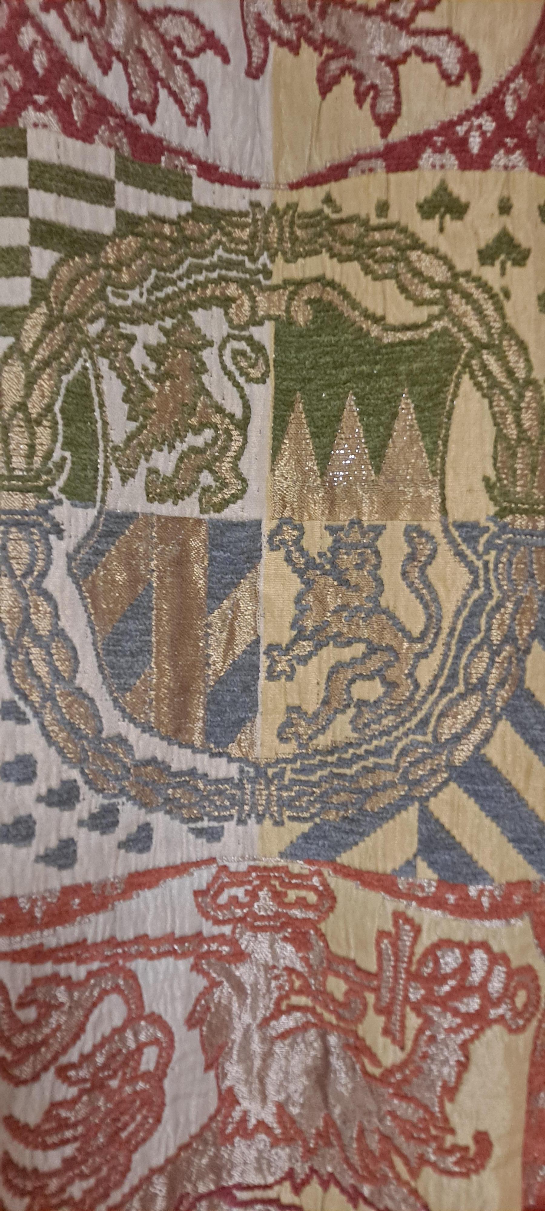 Mittelalterlicher Löwen-Wandteppich auf Eisenstab (Europäisch) im Angebot