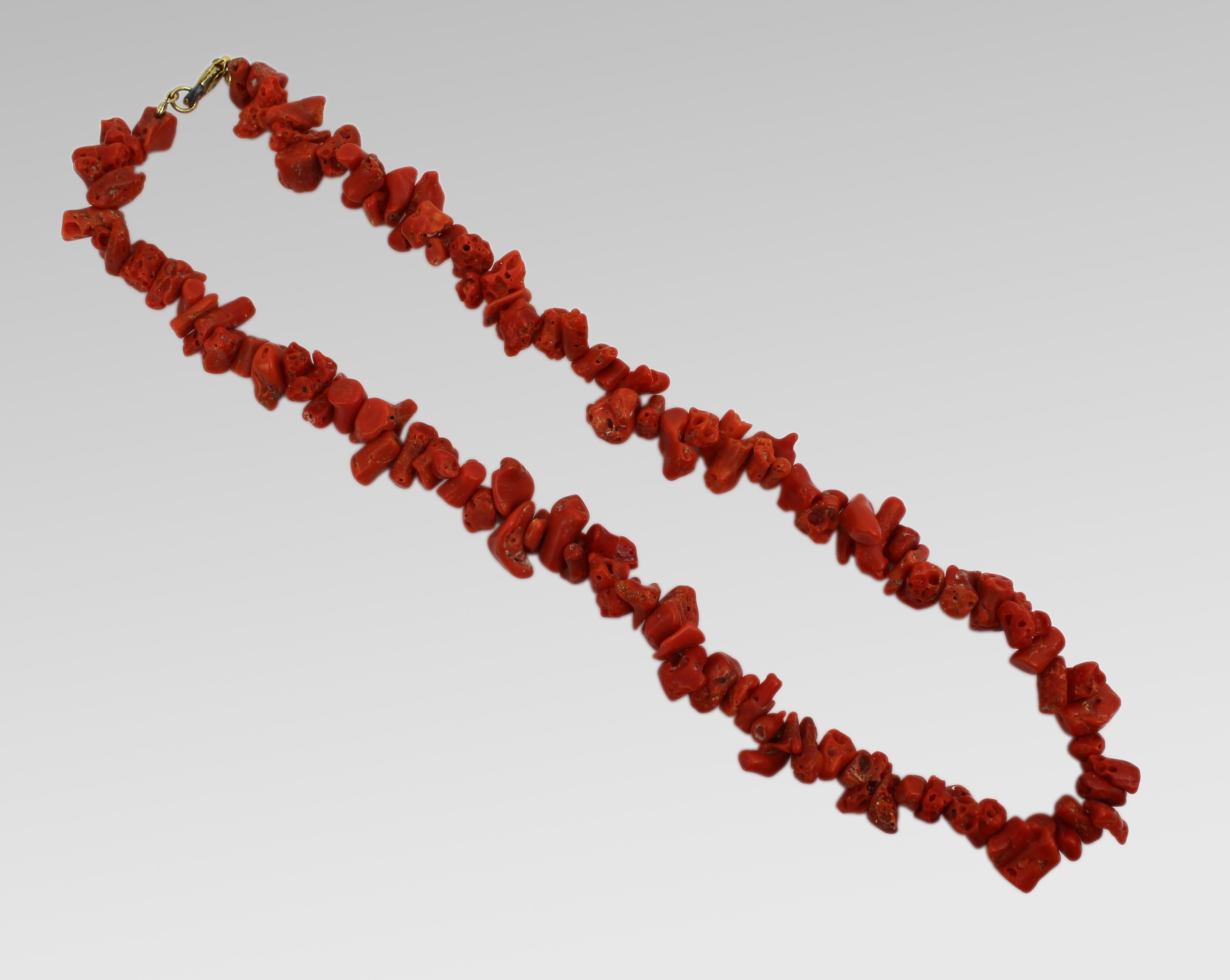 Collana di corallo mediterraneo d'epoca, anni '50-'70 ca.

Un suggestivo filo di corallo rosso naturale del Mediterraneo, formato da frammenti a forma di ramo dai ricchi toni vermigli. Ogni pezzo di corallo è annodato individualmente e infilato con