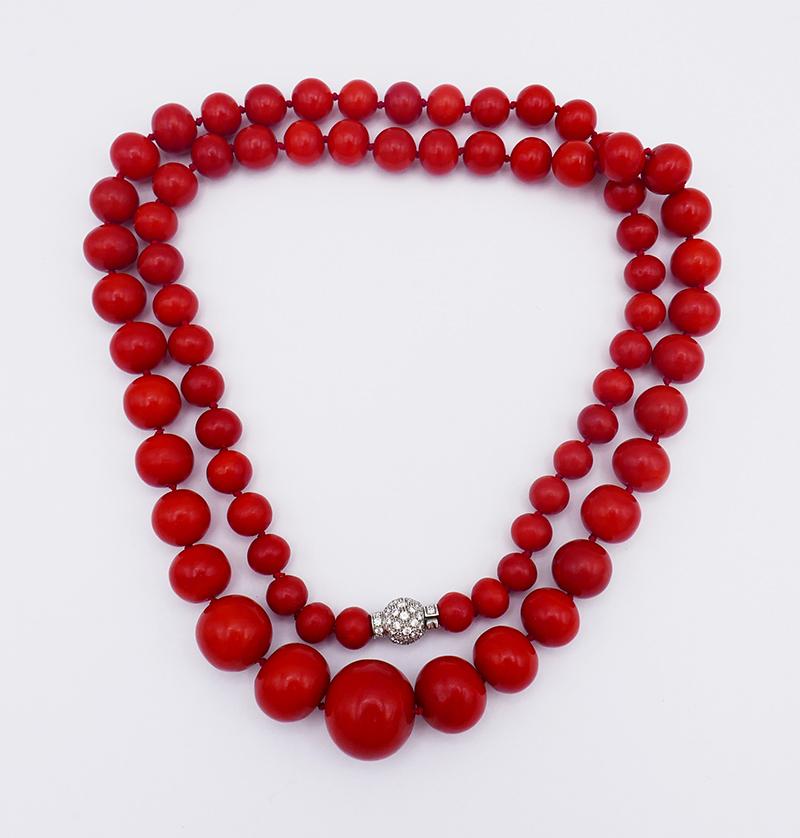 Collar vintage de coral mediterráneo con cierre de oro de 14k Estate Jewelry en Bueno estado para la venta en Beverly Hills, CA