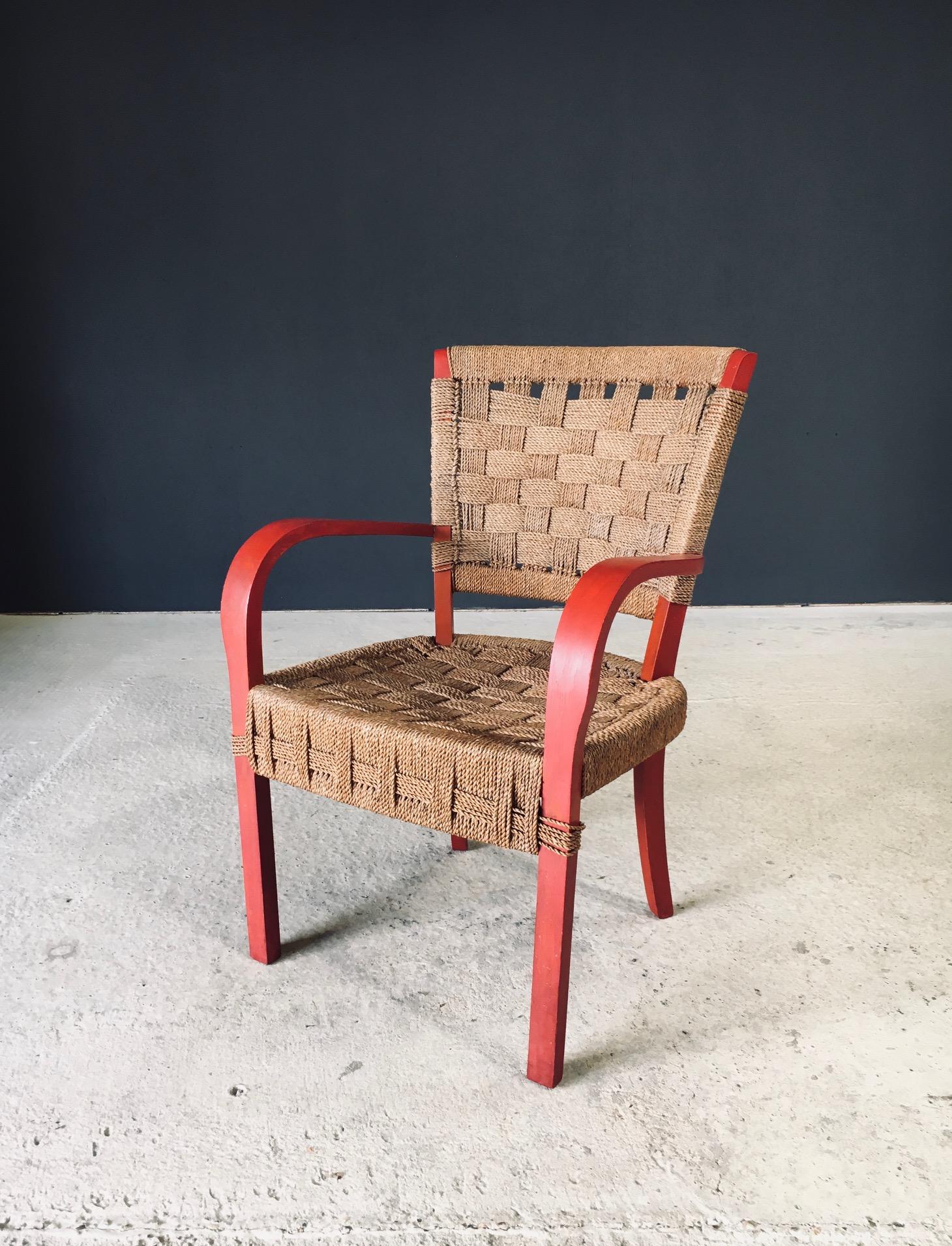 Vintage Französisch Mittelmeer Design Seil Sessel. Hergestellt in Südfrankreich in den 1930er/40er Jahren. Nach dem Vorbild von Adrien Audoux & Frida Minet Designs. Rot gebeizter Eichenholzrahmen mit geflochtenem Seil für Sitz und Rückenlehne bei