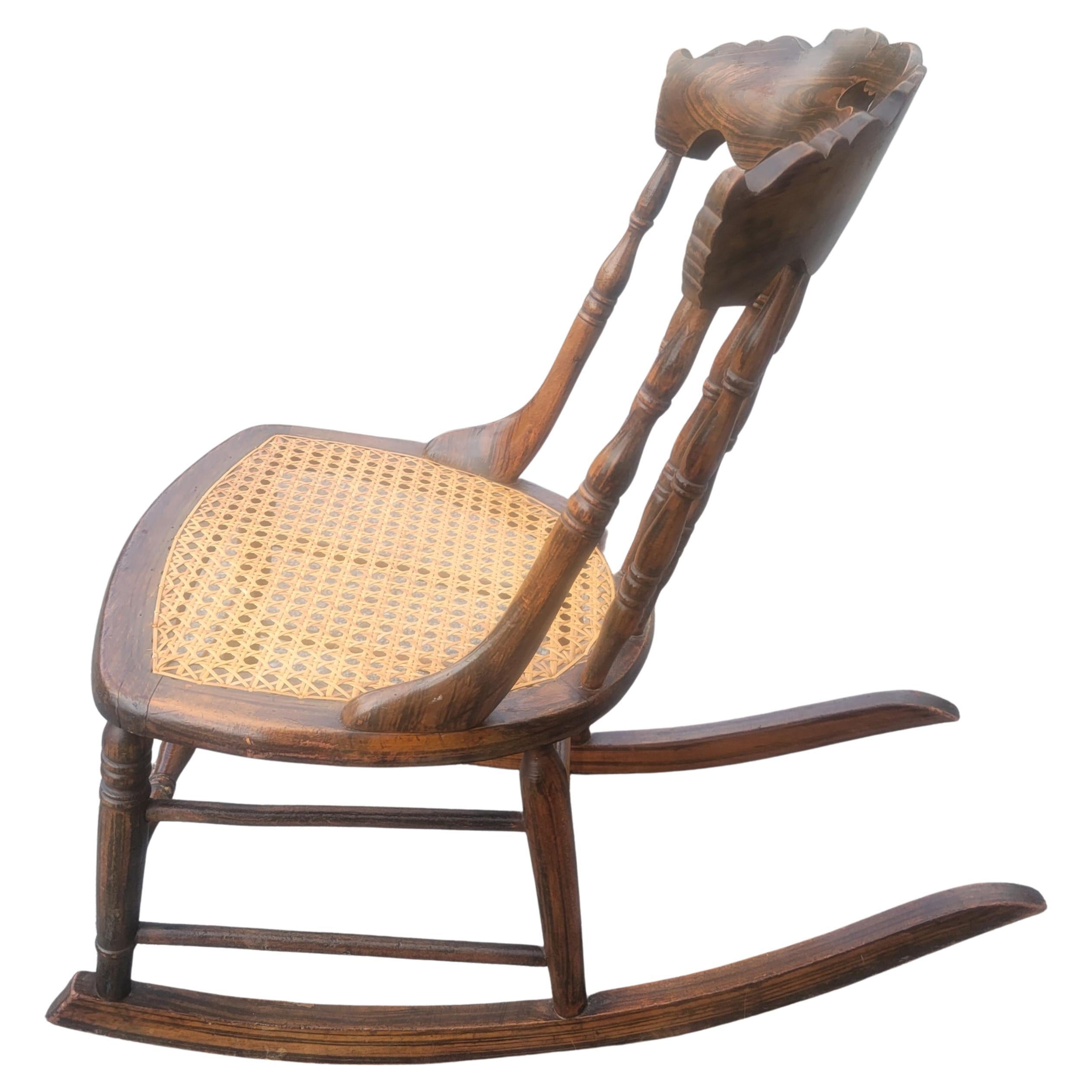 American Craftsman Chaise à bascule vintage de taille moyenne en noyer tigré et assise en rotin en vente