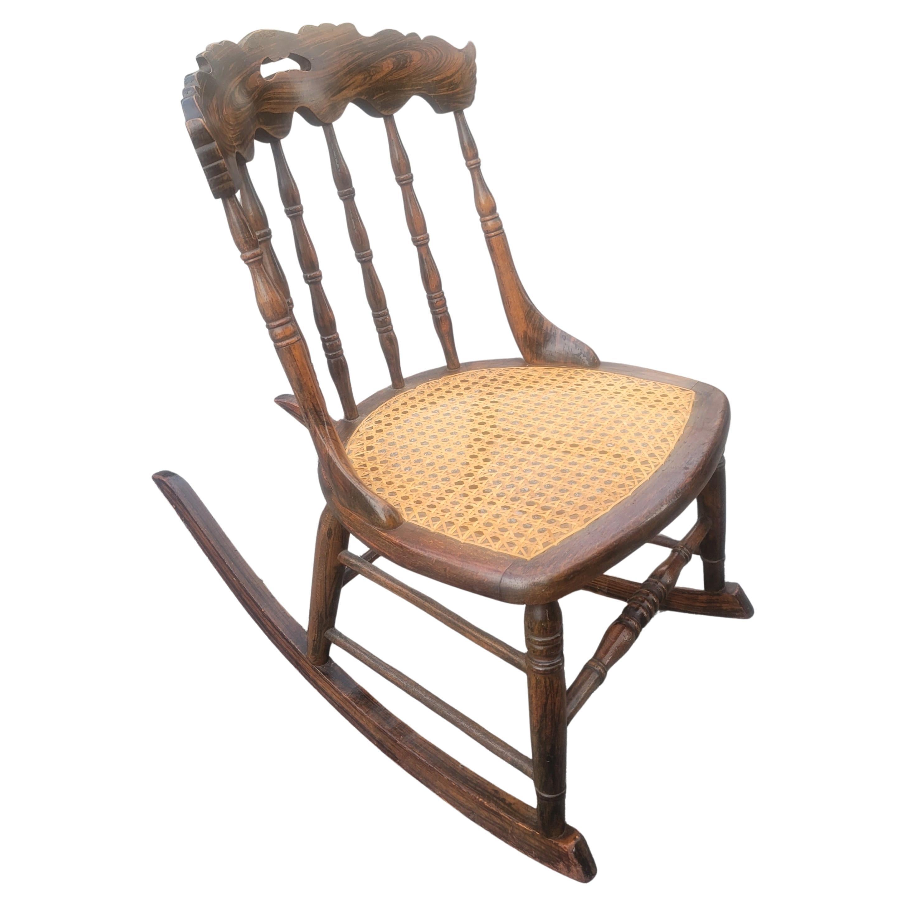 Américain Chaise à bascule vintage de taille moyenne en noyer tigré et assise en rotin en vente