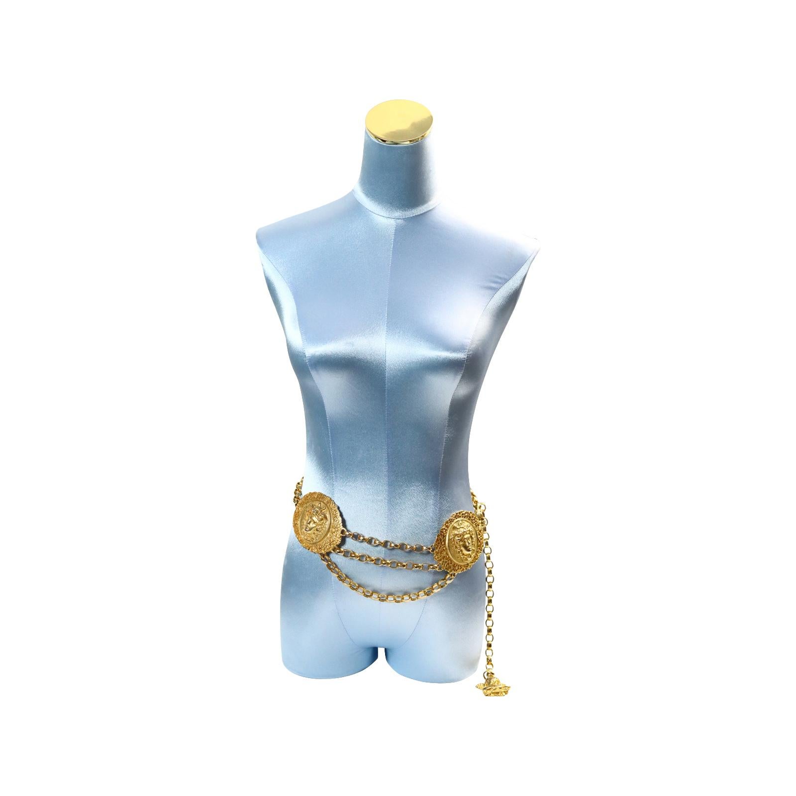 Ceinture à maillons suspendue avec double médaillon et visage de Méduse Vintage.  Un médaillon en forme de chérubin est également suspendu à l'extrémité de la ceinture. Je ne pense qu'aux Super Models.  La ceinture mesure de 22 à 37 pouces de long,