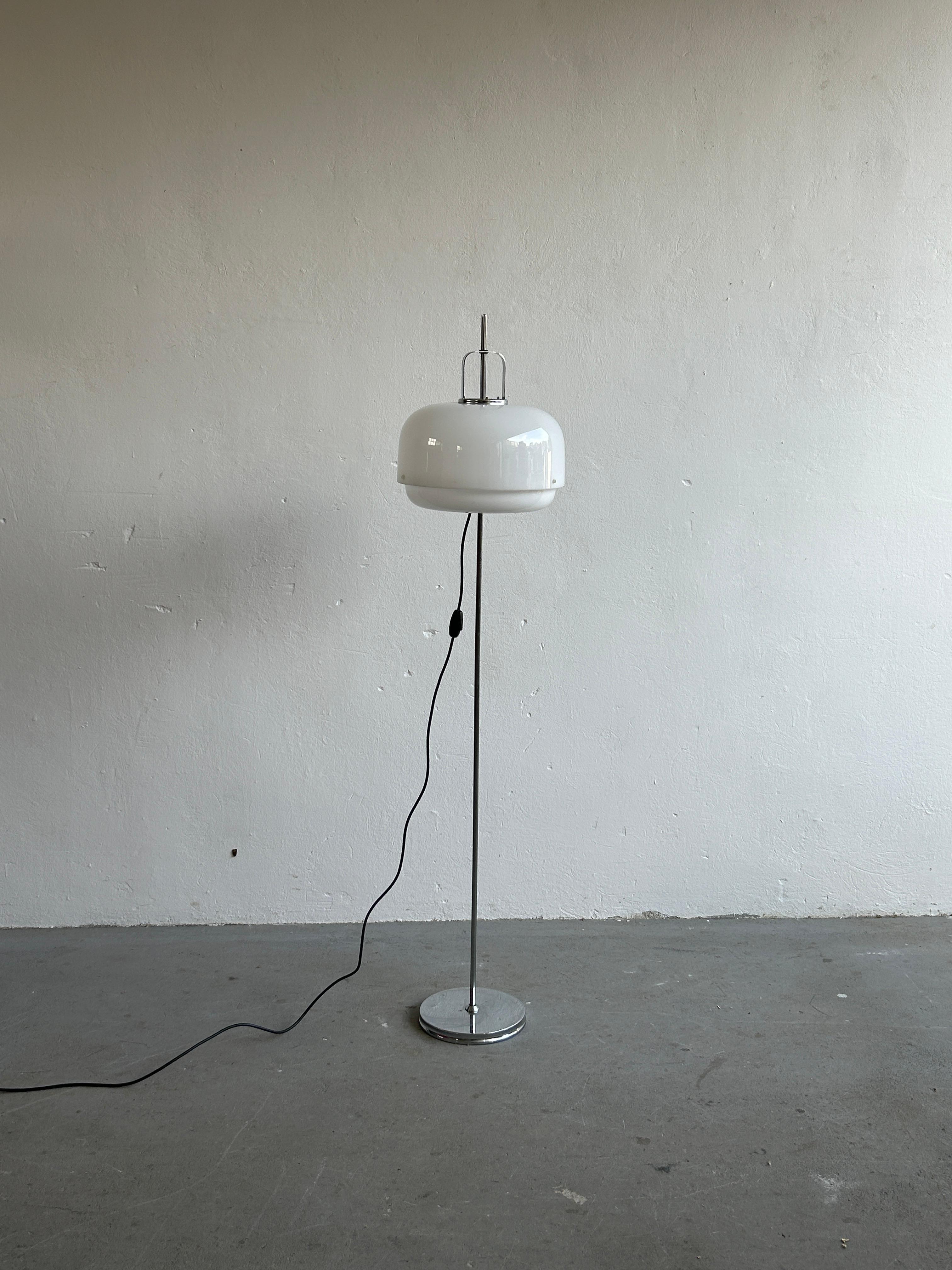 A beautiful white on white mid century floor lamp designed by Harvey Guzzini Studio for Meblo in the 1970s. Made from chromed metal and plastic. Can be adjusted to any height. 

Holds two E14 bulbs (not included).
Has a European plug, but I can