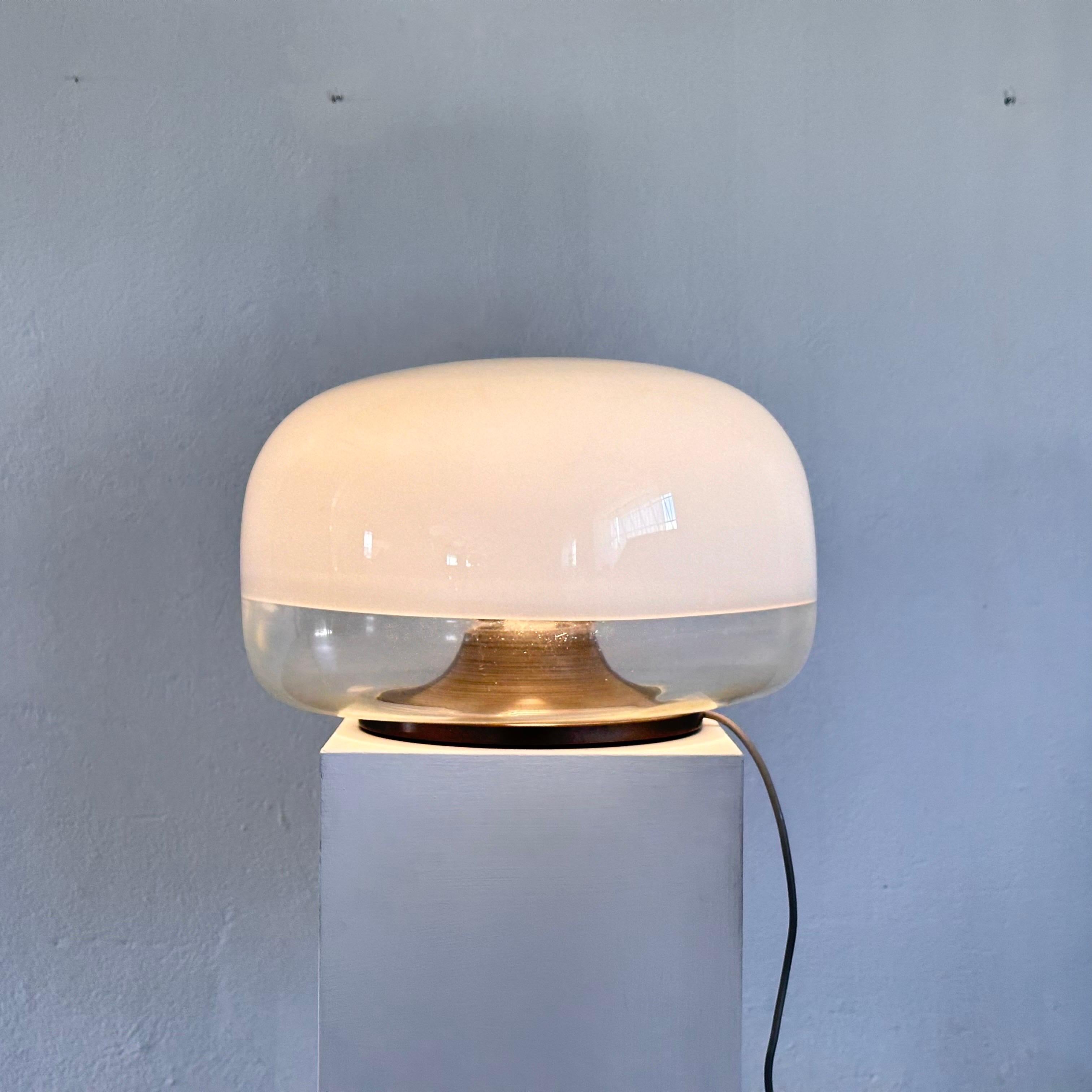  Illuminez votre espace avec une élégance intemporelle et un savoir-faire italien grâce à cette exquise lampe de table en verre 