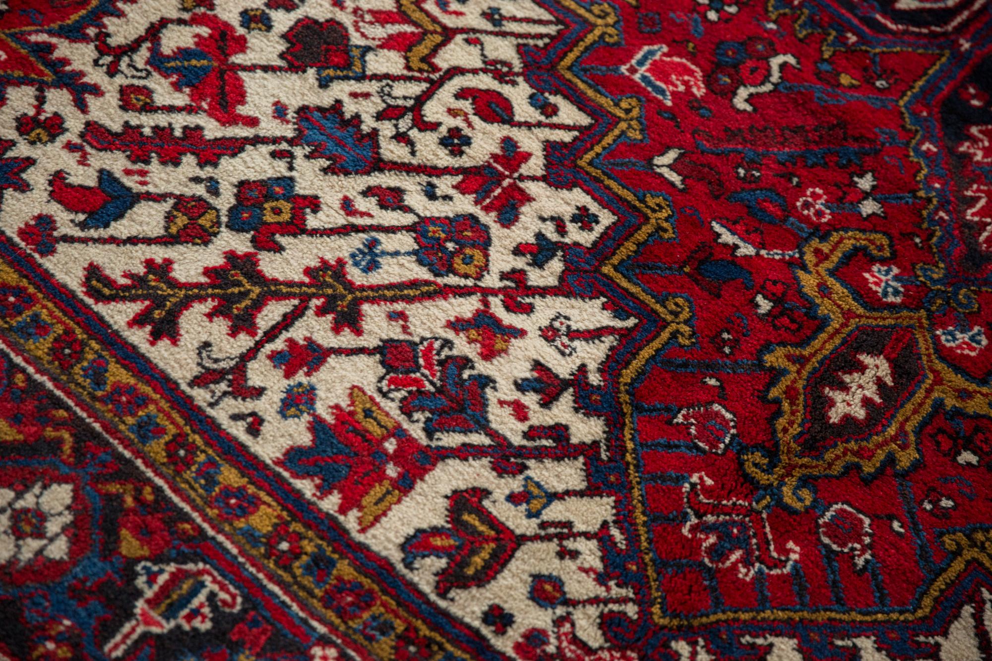 Mehrivan Quadratischer Vintage-Teppich (Mitte des 20. Jahrhunderts) im Angebot