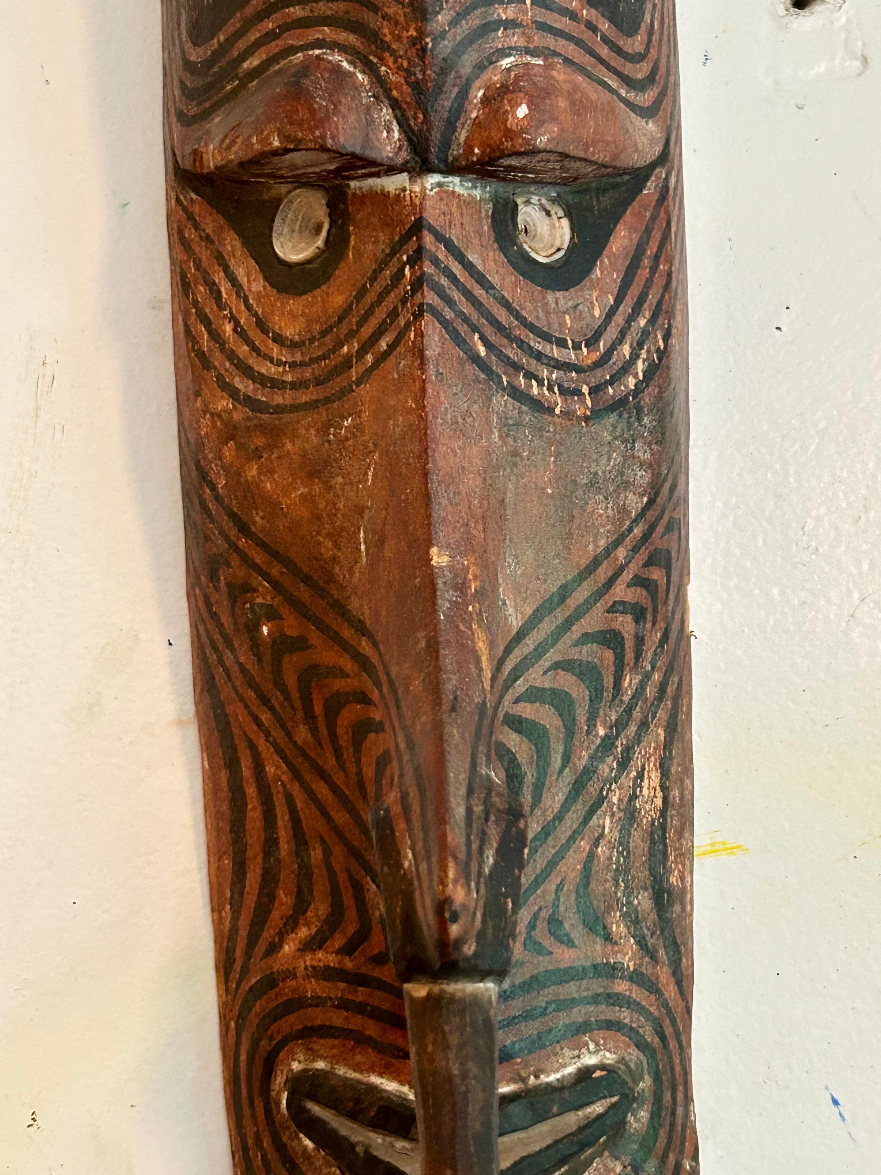 Sepik-Fluss.
Handgefertigtes und bemaltes Holz.
Originaler Vintage-Zustand mit altersgemäßer Abnutzung und Patina.
Eignet sich gut für Sammlungen und Dekorationen. 