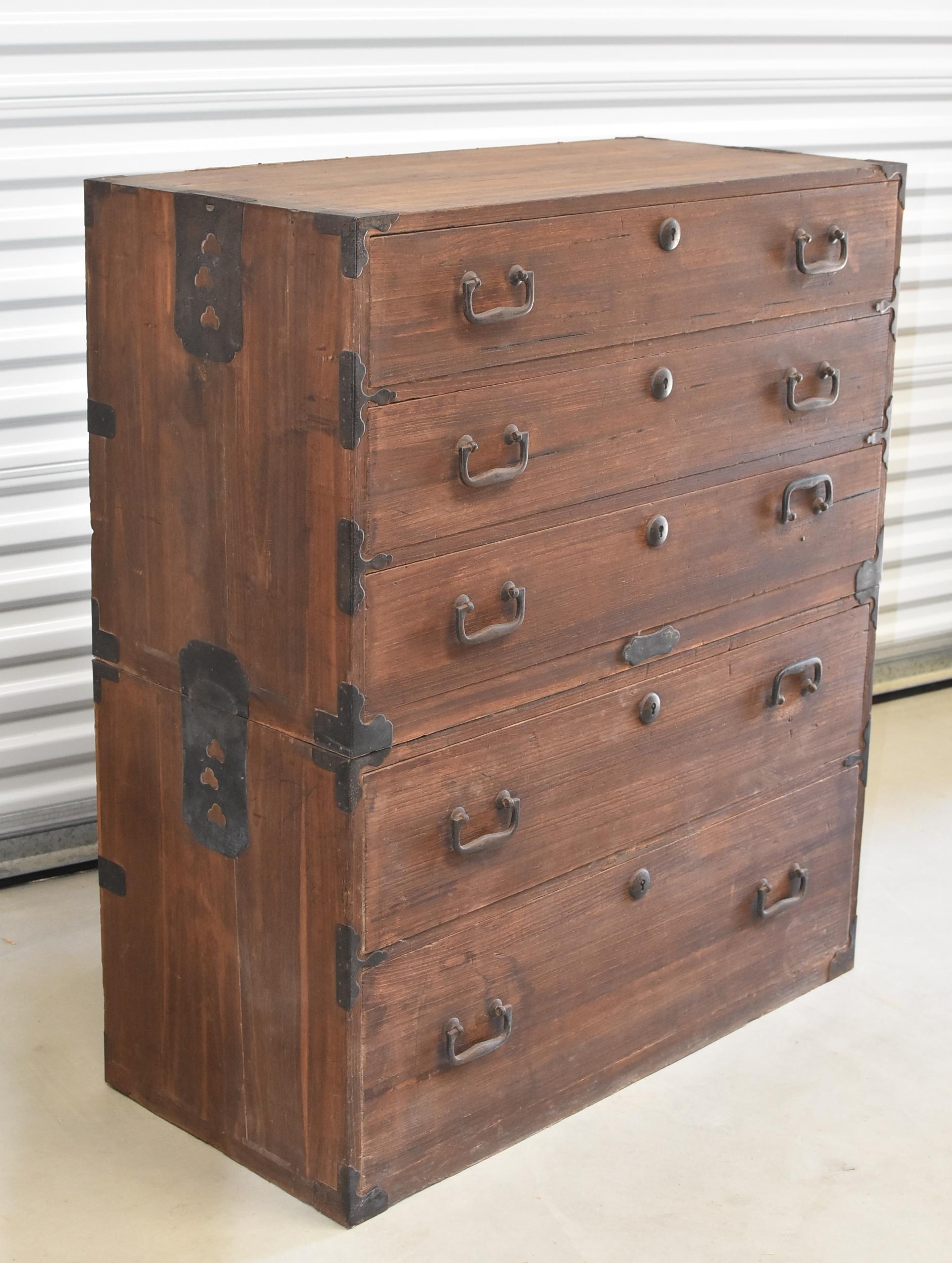 A beautiful vintage Japanese Tansu with five full capacity drawers. The chest consists of two chests of the same size, which makes this piece a very versatile piece of furniture. Stacked they make a nice tall chest. Separated they make great night