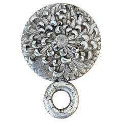 Specchio d'epoca del periodo Meiji con fiori d'argento