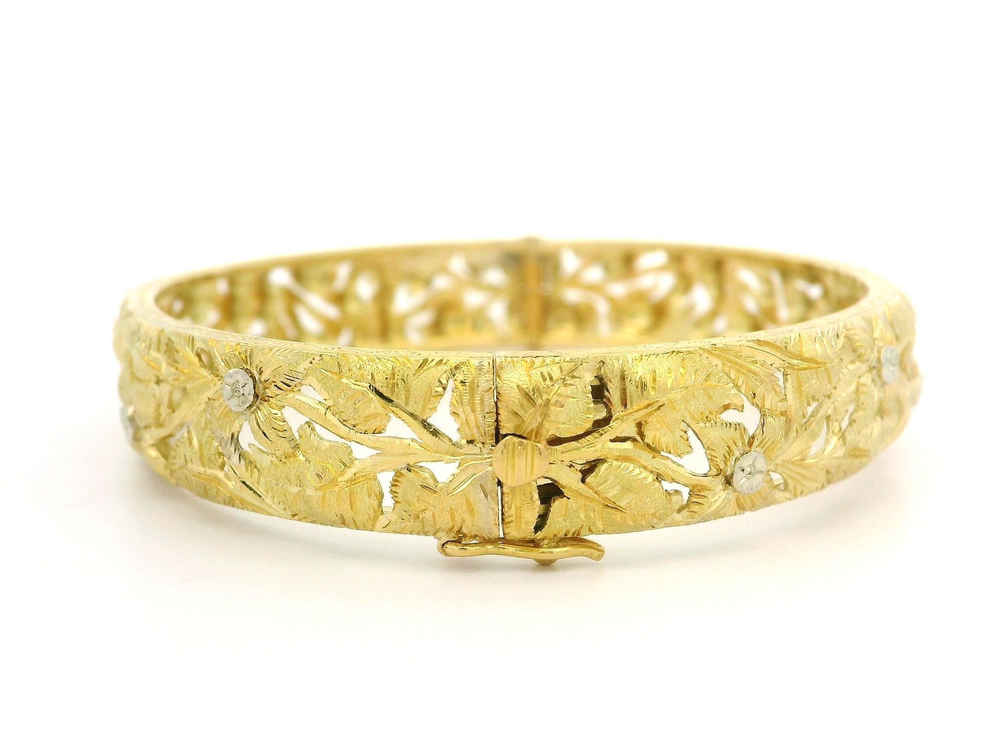 Vintage Meini 18k Gold Hand Engraved Highly Detailed Floral Hinged Bracelet In Excellent Condition For Sale In Montclair, NJ
