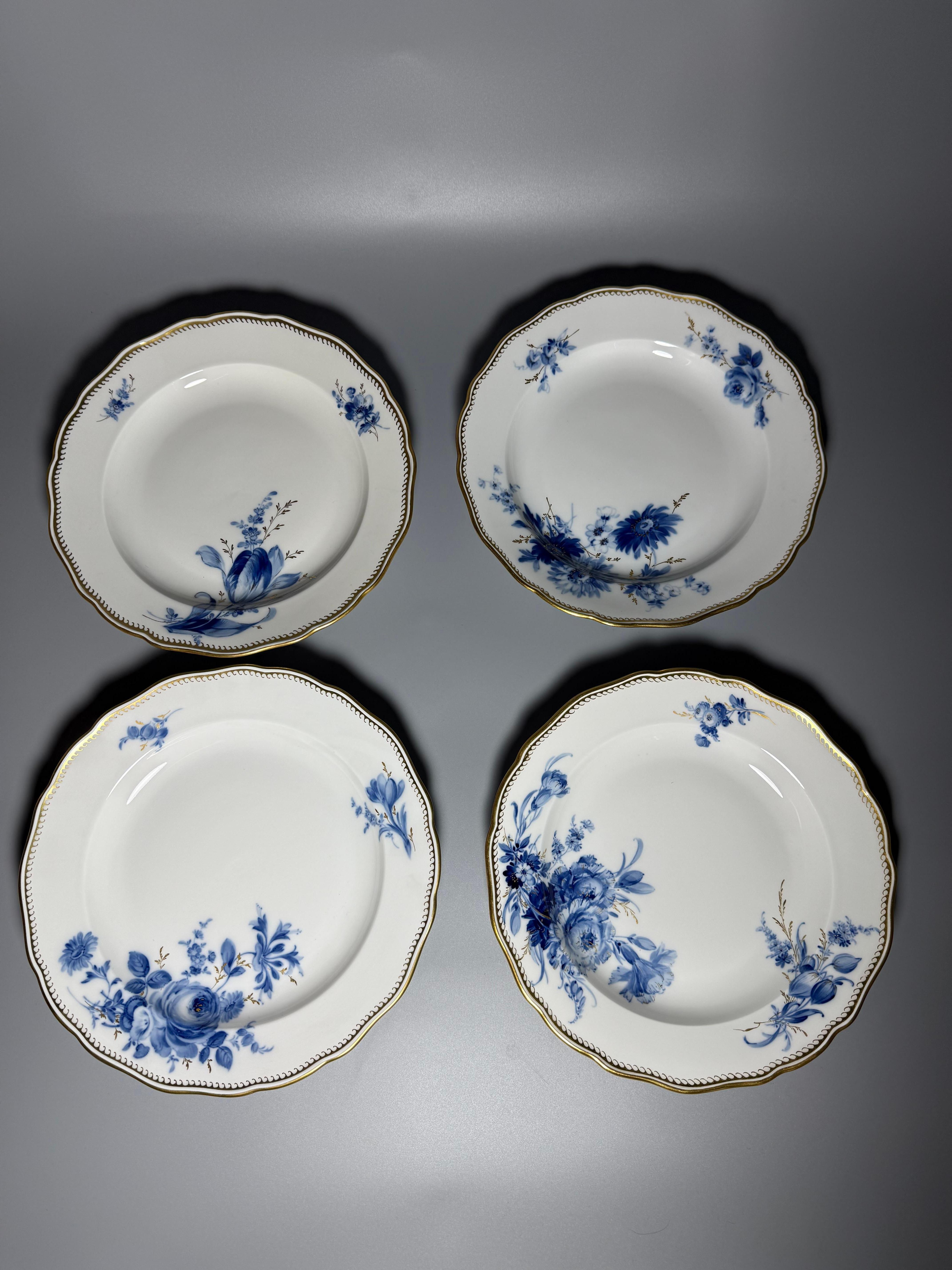 Meissen Blue Bouquet Gilt 
1940s
4 dinner plates in very good vintage condition 
D 25 cm (9,84 inches)
Every plate has different bouquet 
Delicately gilded edges 

Please check carefully all pictures 