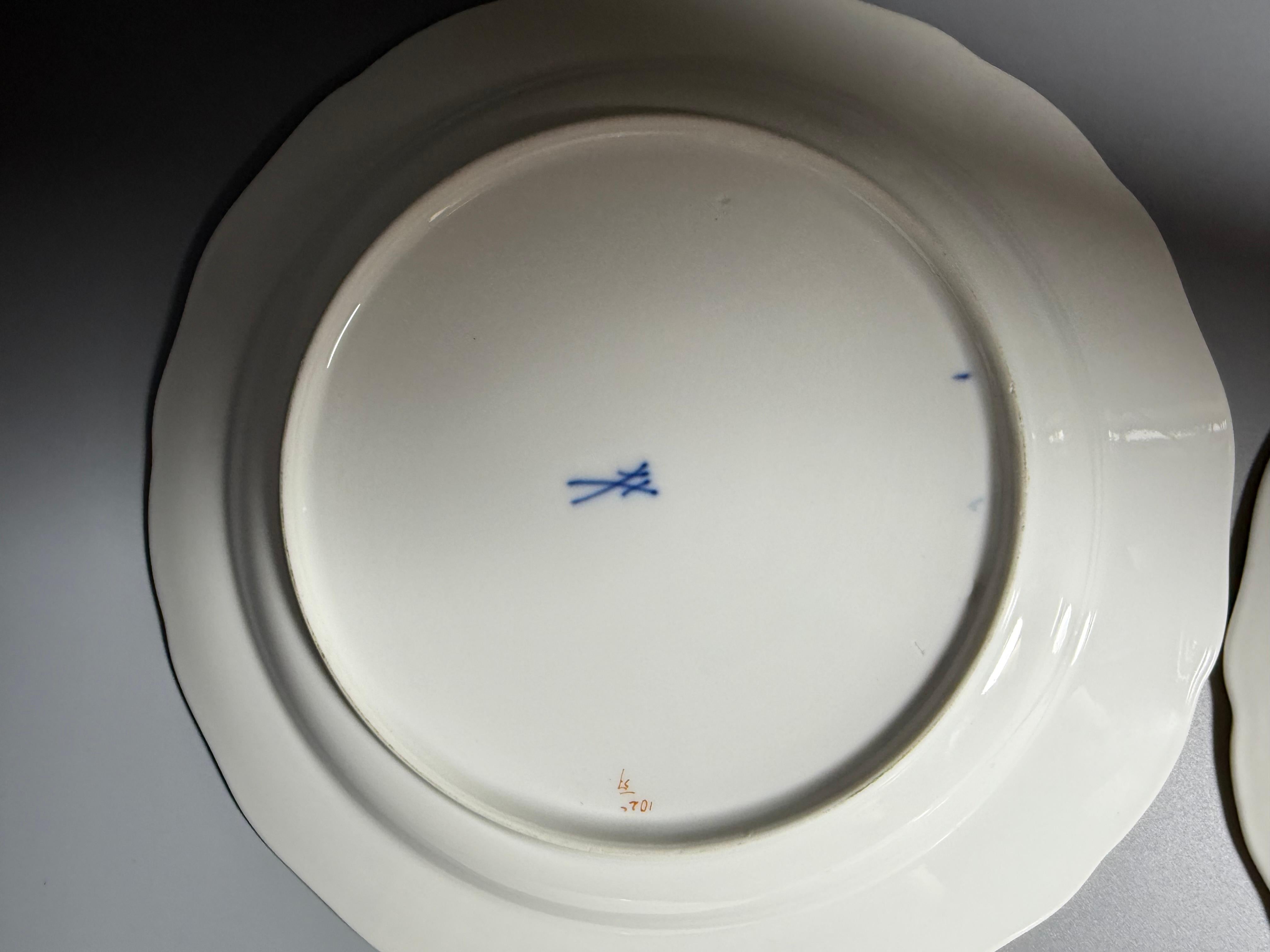 Vintage Meissen Blue Bouquet Gilt 4 dinner plates Hand-painted 1940s For Sale 2