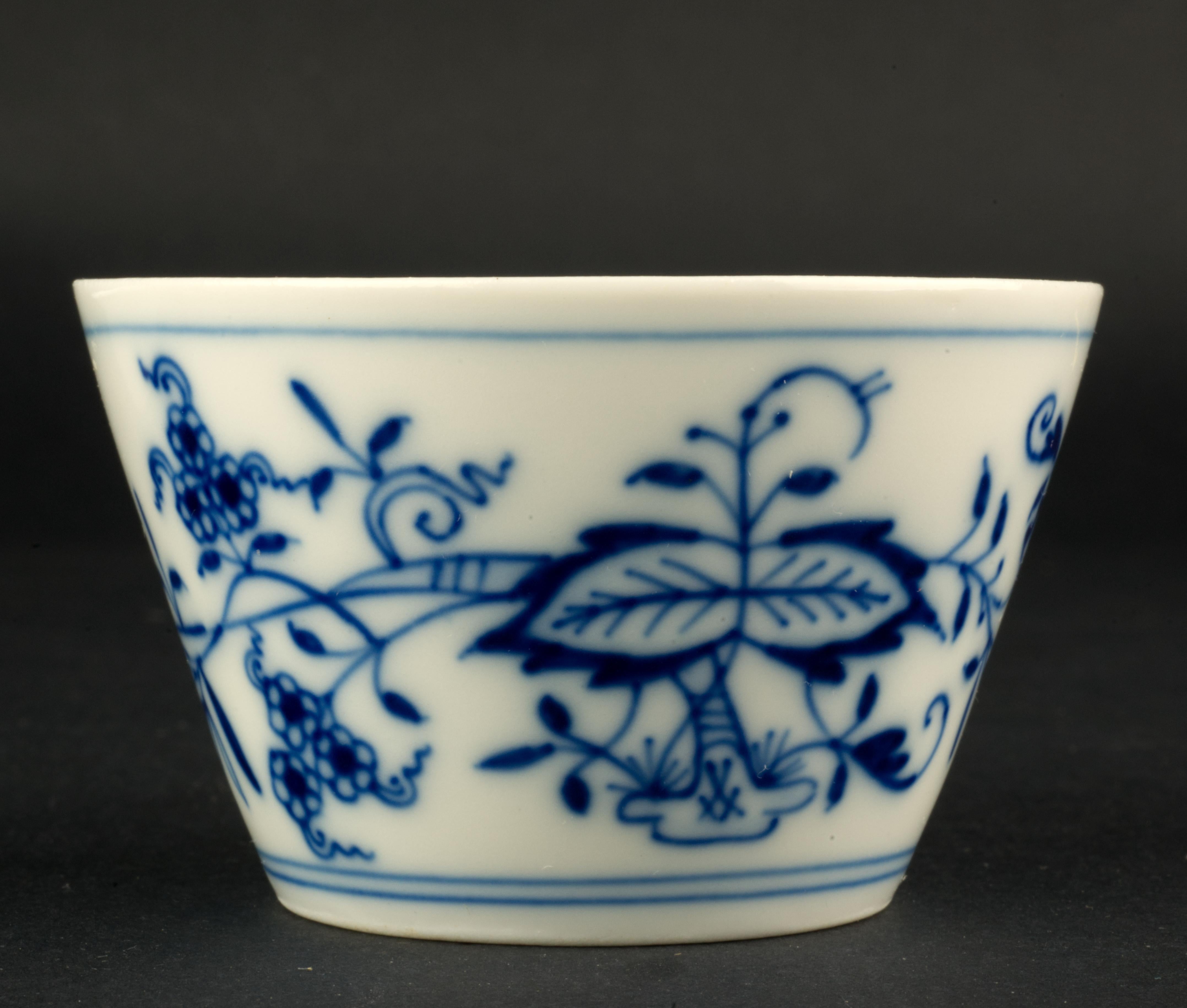 Vintage Meissen Blue Onion Set of Cup and Saucer Blue White Porcelain For Sale 3