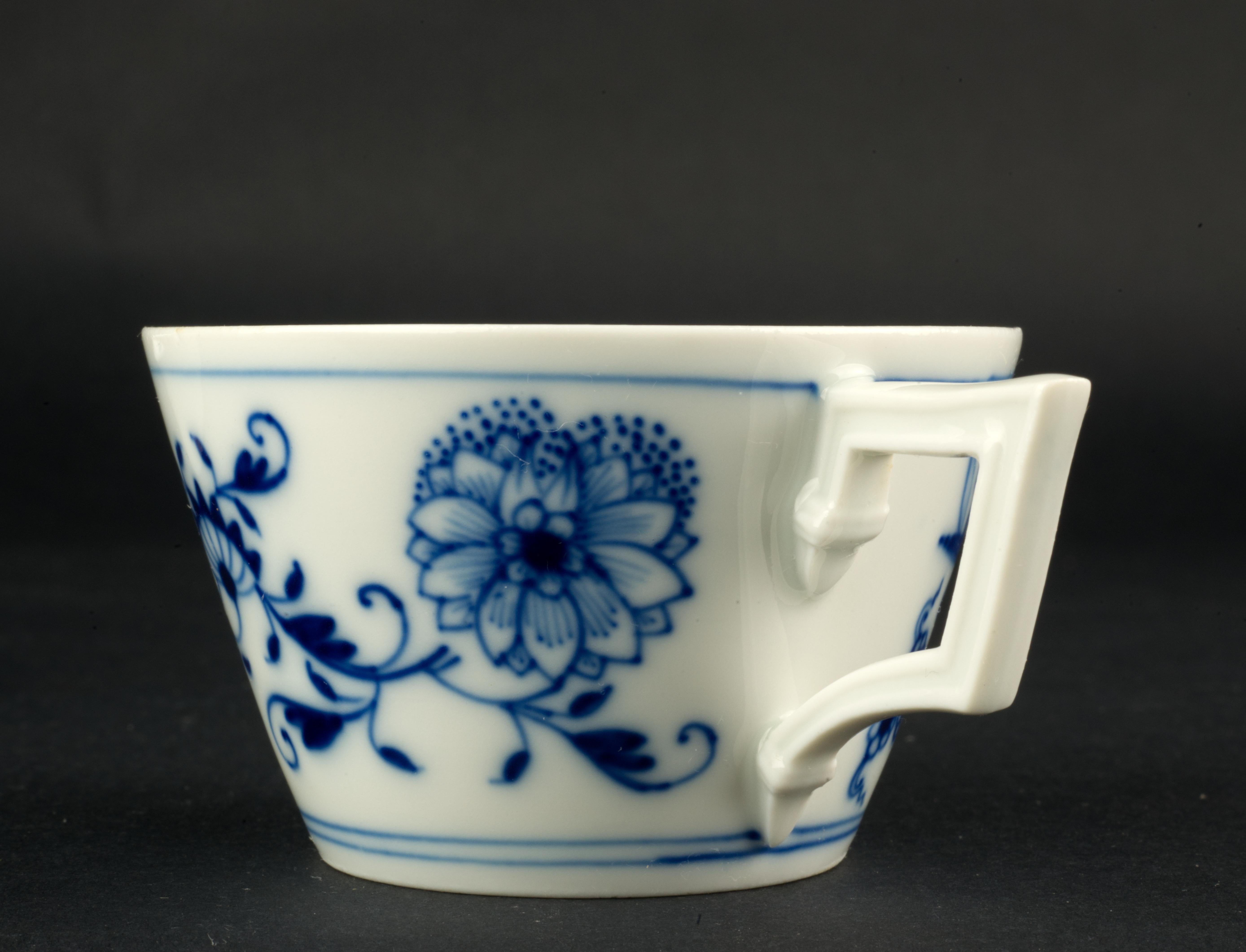 Vintage Meissen Blue Onion Set of Cup and Saucer Blue White Porcelain For Sale 5