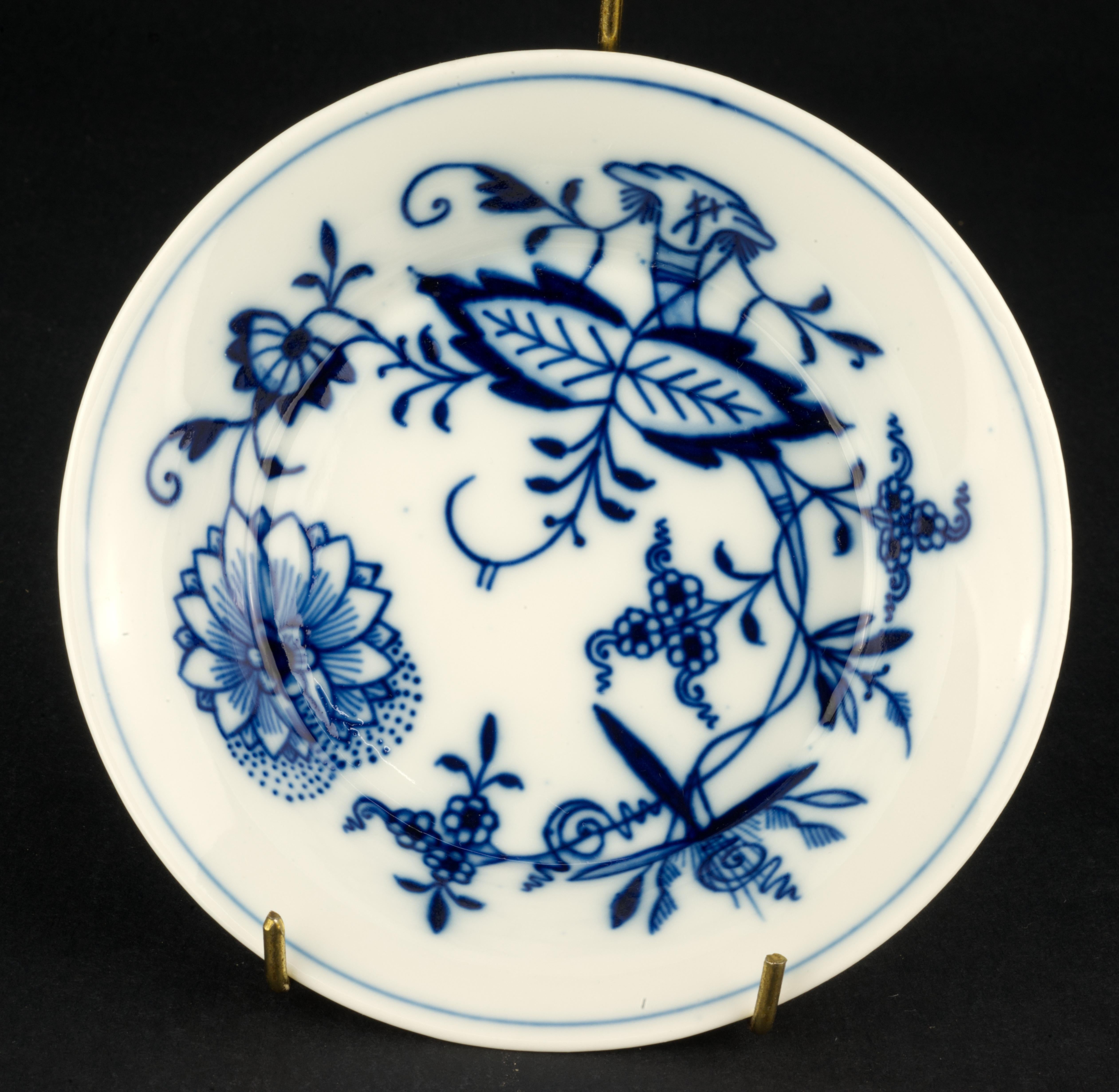 Vintage Meissen Blue Onion Set of Cup and Saucer Blue White Porcelain In Good Condition For Sale In Clifton Springs, NY