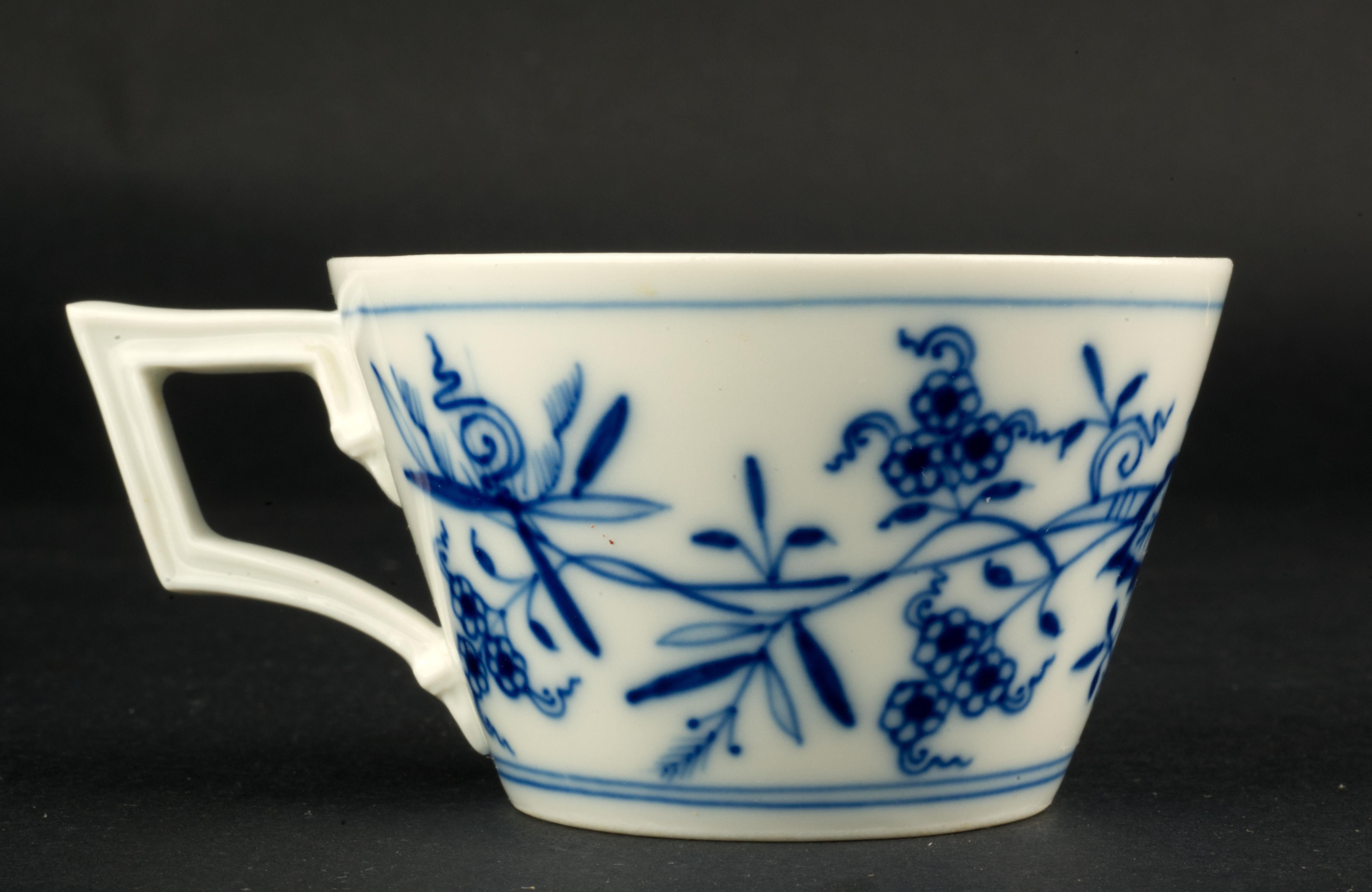 Vintage Meissen Blue Onion Set of Cup and Saucer Blue White Porcelain For Sale 2