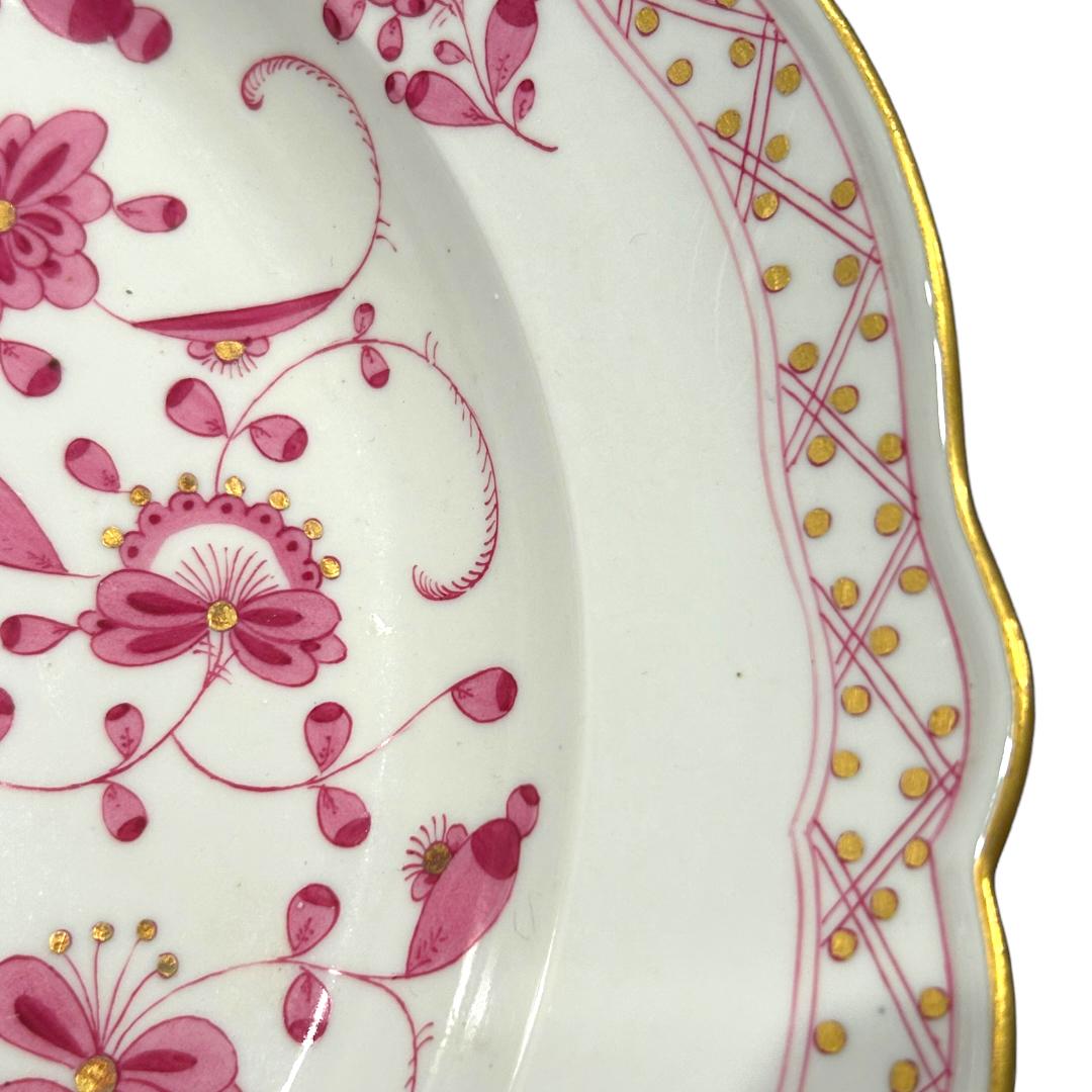 Peint à la main Grand bol de service vintage Meissen à fleurs indiennes roses et festons dorés en vente