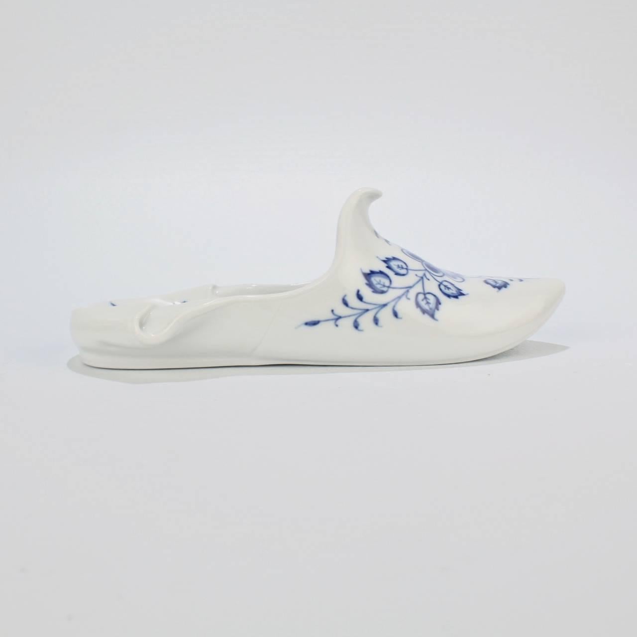 Vintage Meissen Porcelain Blue Onion Pattern Shoe or Slipper Paperweight For Sale 1