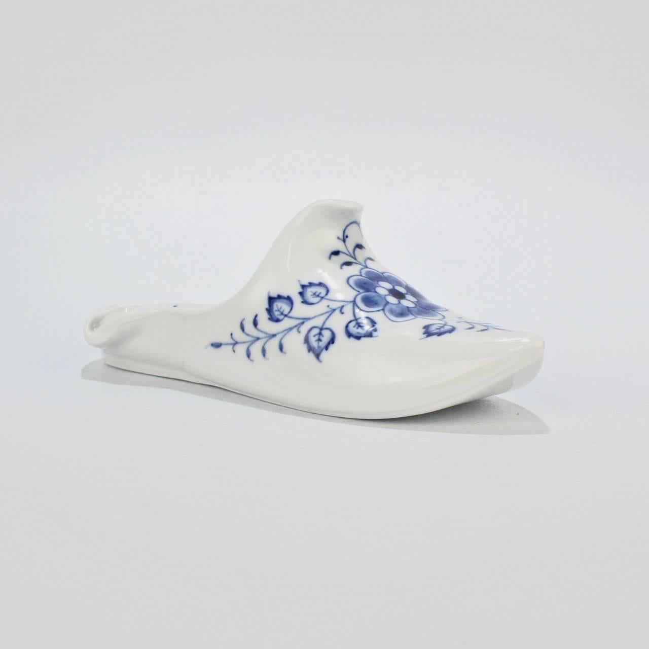 Vintage Meissen Porcelain Blue Onion Pattern Shoe or Slipper Paperweight For Sale 2