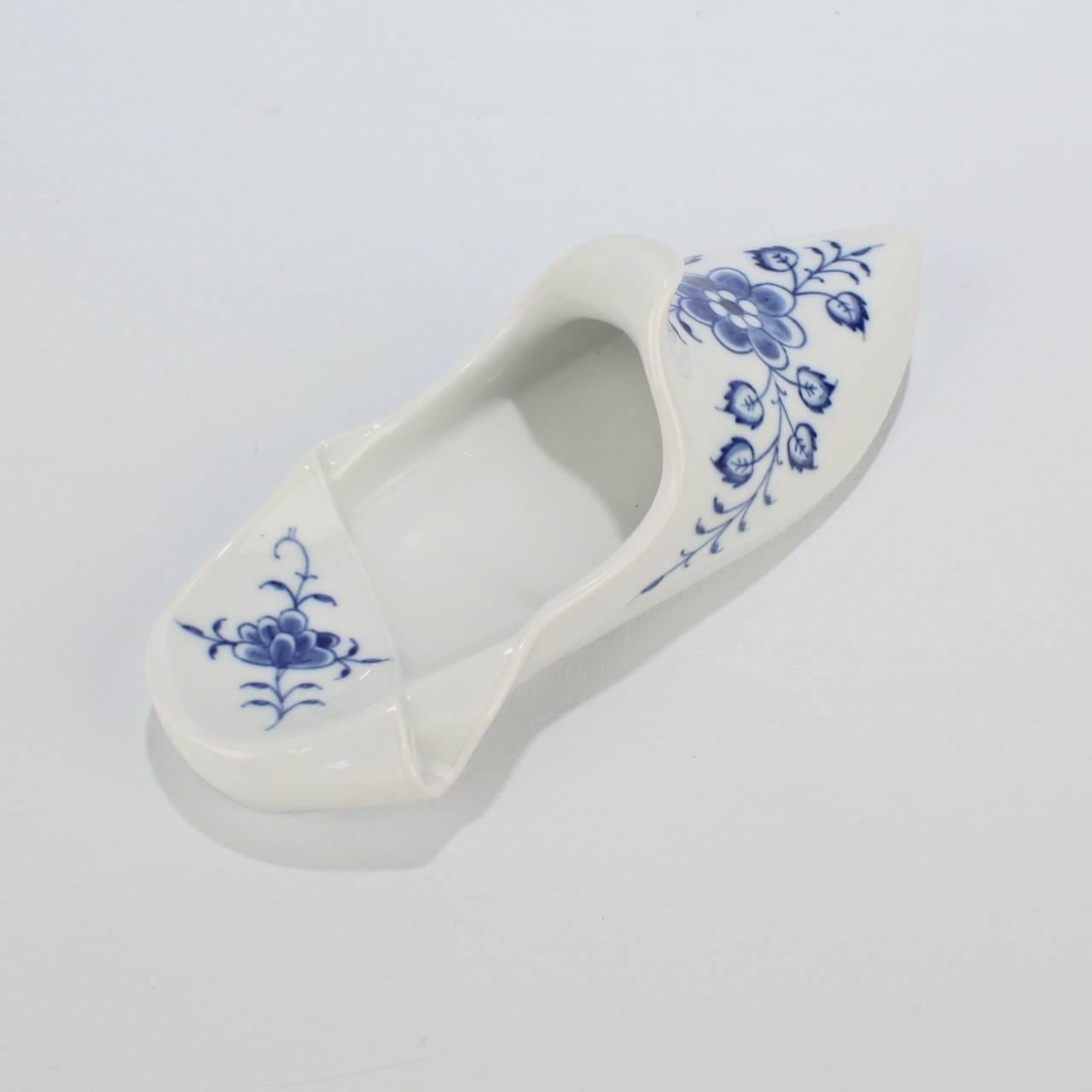 Vintage Meissen Porcelain Blue Onion Pattern Shoe or Slipper Paperweight For Sale 4