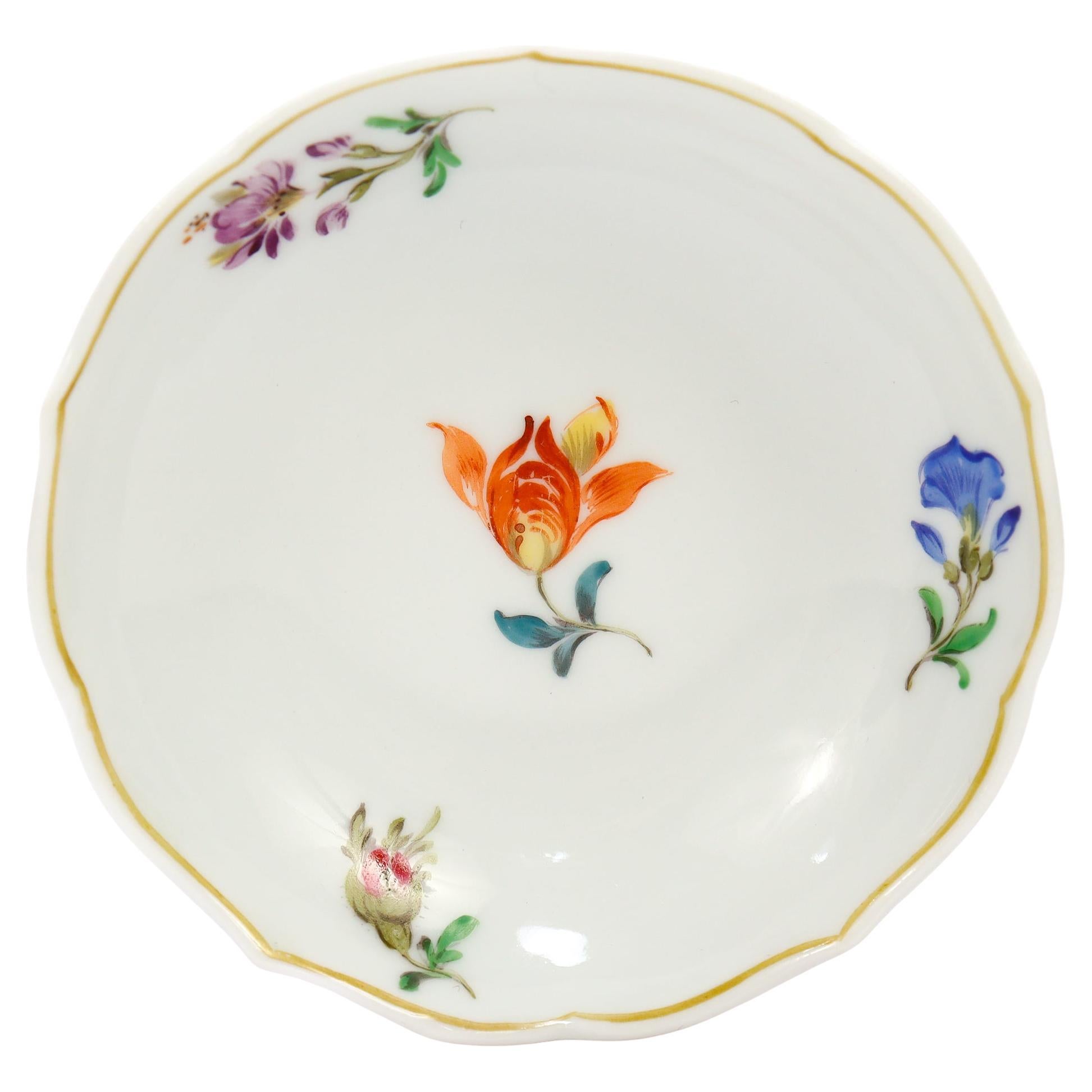 Vintage Meissen Porcelain Butter Pat with Deutsche Blumen and Gilt Accents (Beurrier en porcelaine de Meissen avec des accents allemands et dorés)