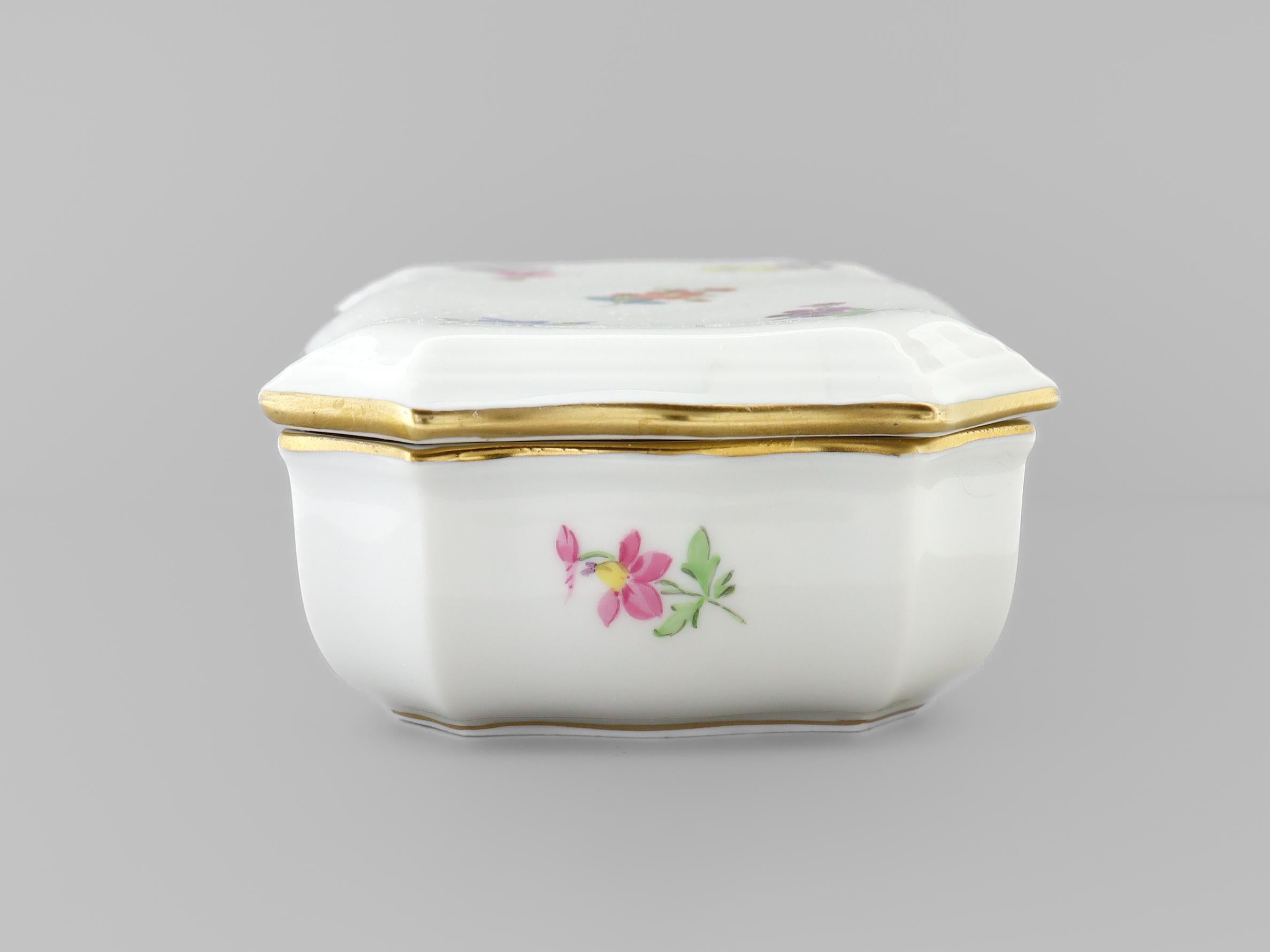 Scatola per comò rivestita in porcellana di Meissen d'epoca con decorazione Deutsche Blumen in vendita 4