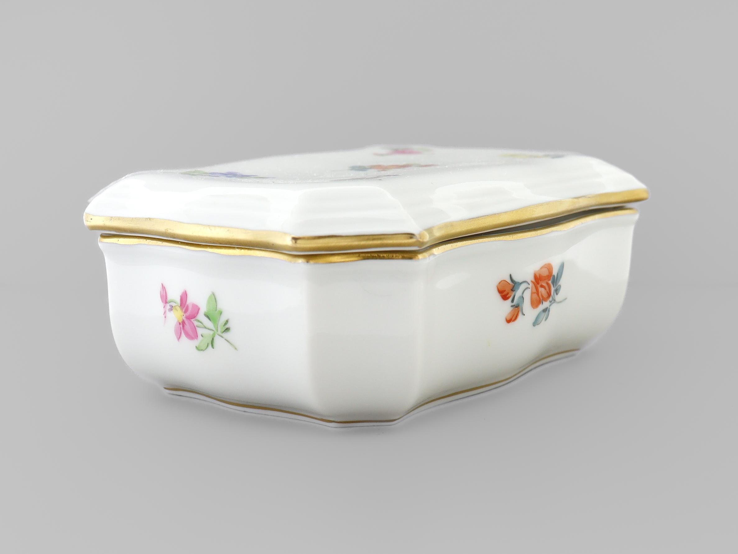 Scatola per comò rivestita in porcellana di Meissen d'epoca con decorazione Deutsche Blumen in vendita 5