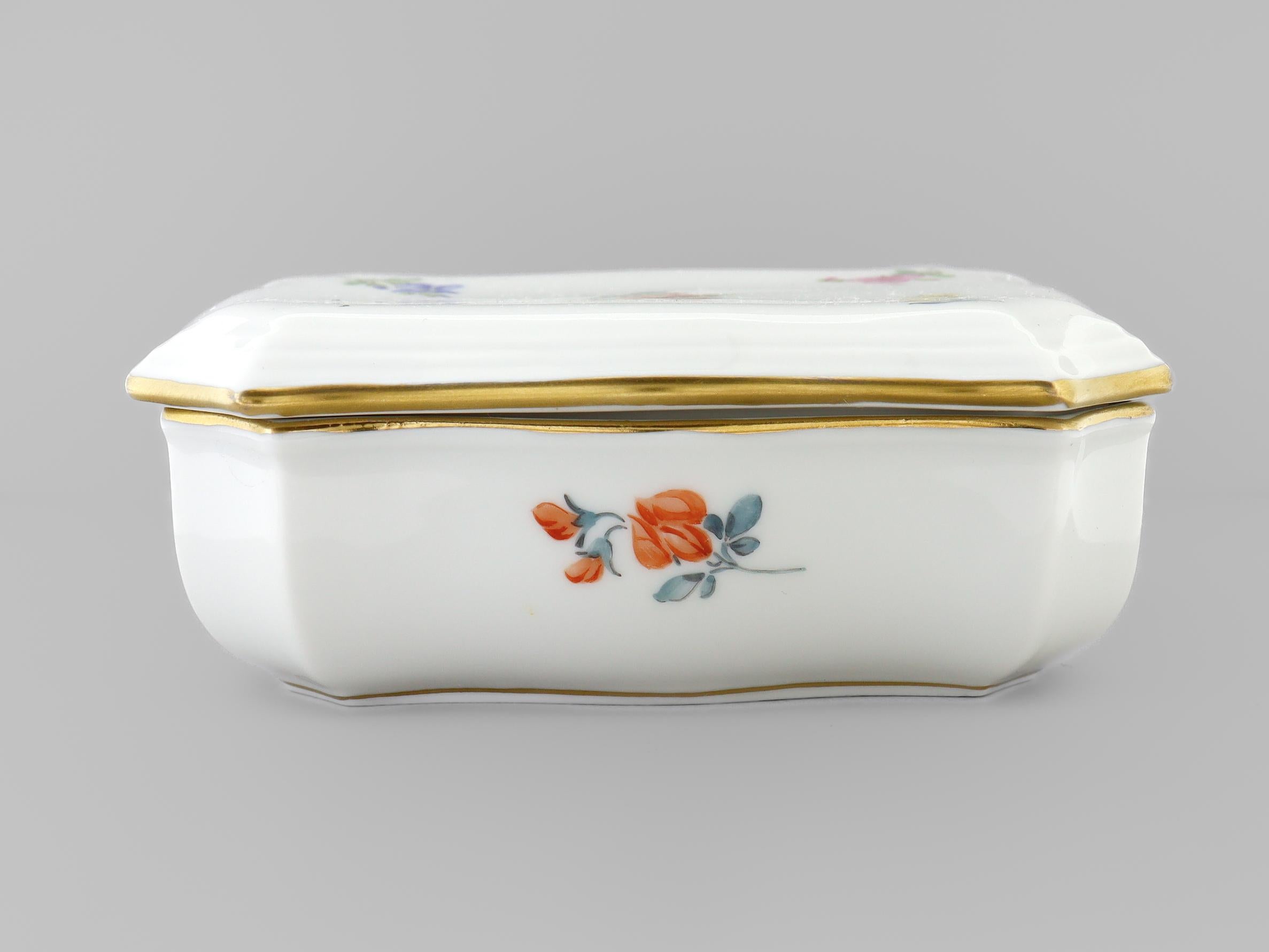 Scatola per comò rivestita in porcellana di Meissen d'epoca con decorazione Deutsche Blumen in vendita 6